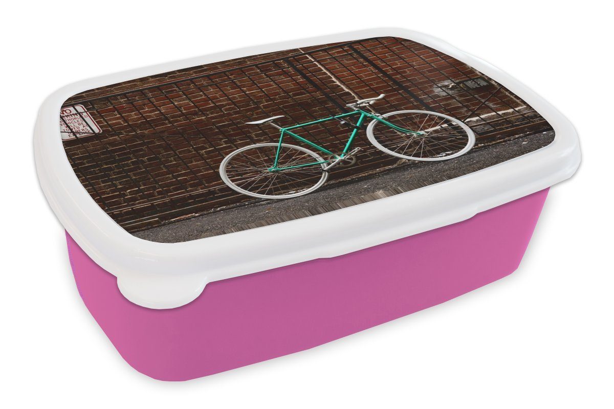 MuchoWow Lunchbox Grünes Fahrrad vor dem Tor, Kunststoff, (2-tlg), Brotbox für Erwachsene, Brotdose Kinder, Snackbox, Mädchen, Kunststoff rosa
