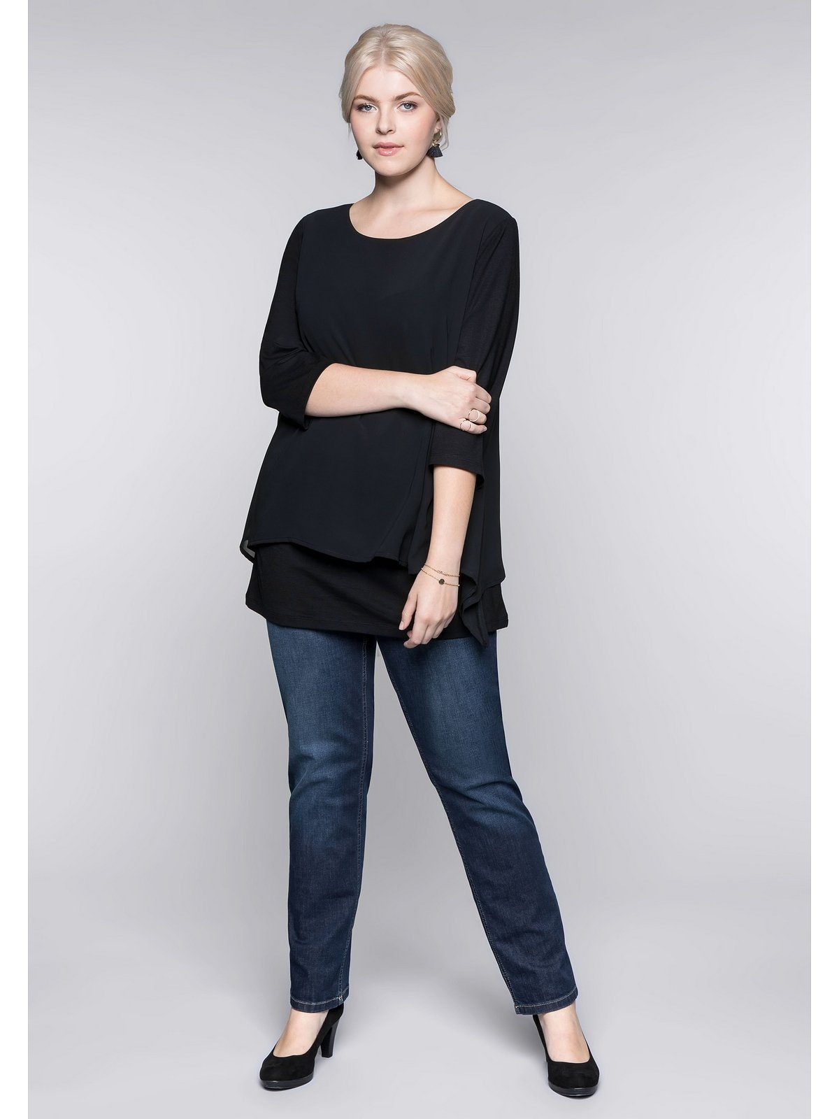 Sheego Blusenshirt Größen mit A-Linie in schwarz leichter Große Zipfelsaum
