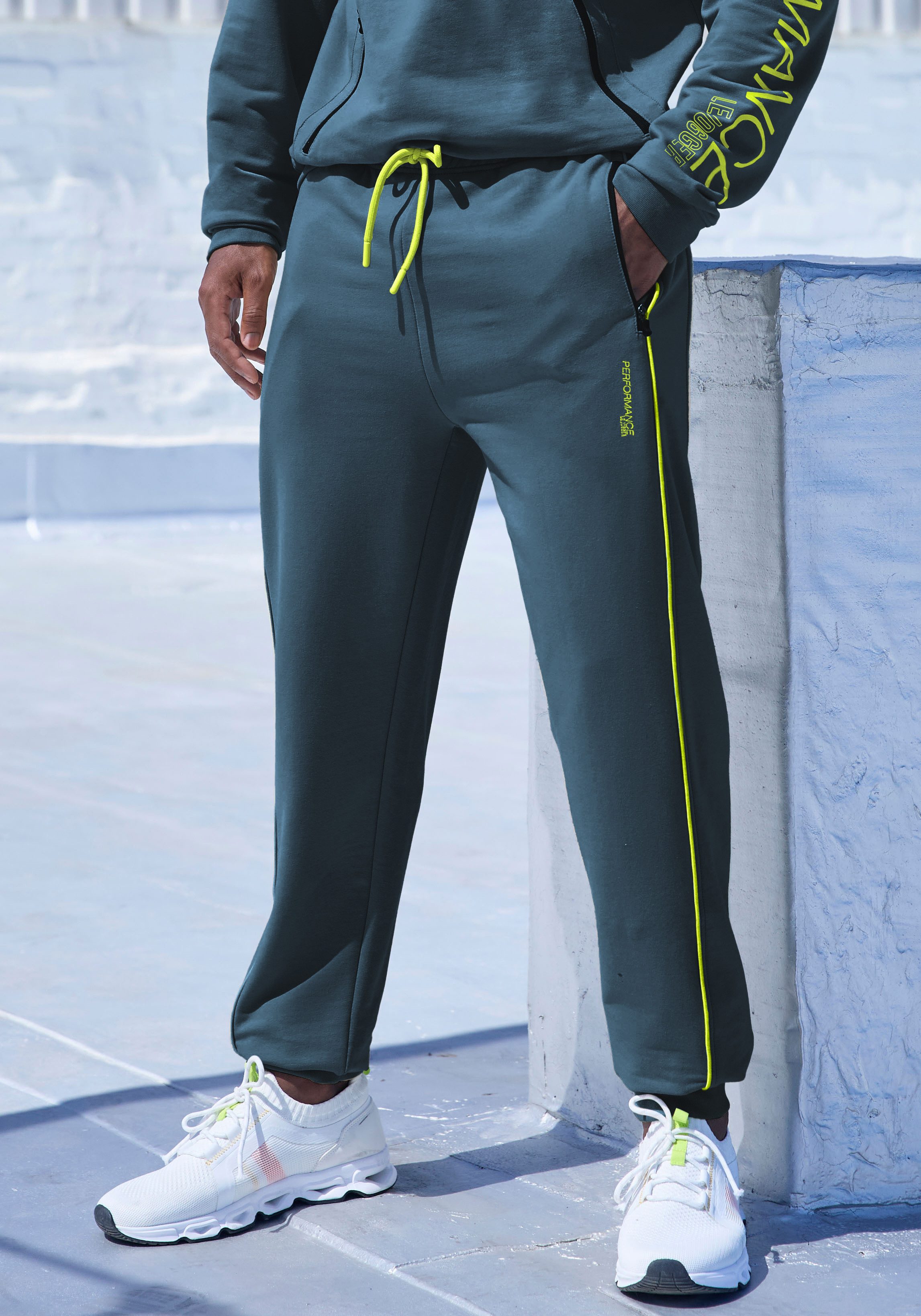 Le Jogger Performance Sporthose mit praktischen Reißverschlusstaschen und Kontrastdetails