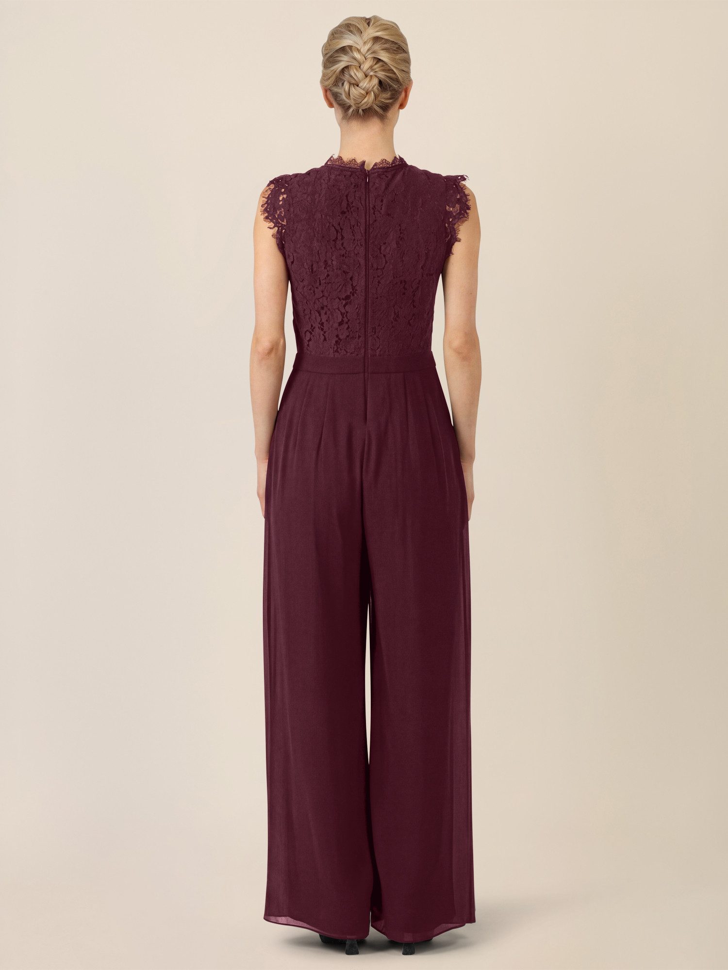 Apart Jumpsuit mit Spitzentop und weitem Bein