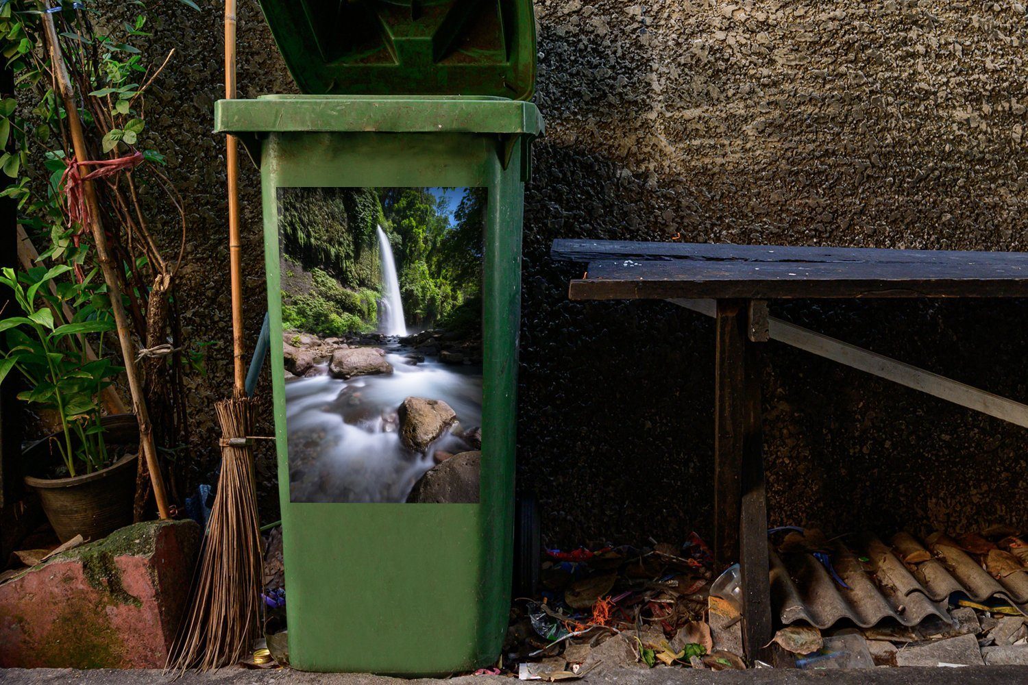 MuchoWow Wandsticker Wilder Wasserfall im in Mülleimer-aufkleber, Abfalbehälter St), Park Gunung Container, Sticker, (1 Rinjani National Indonesien Mülltonne