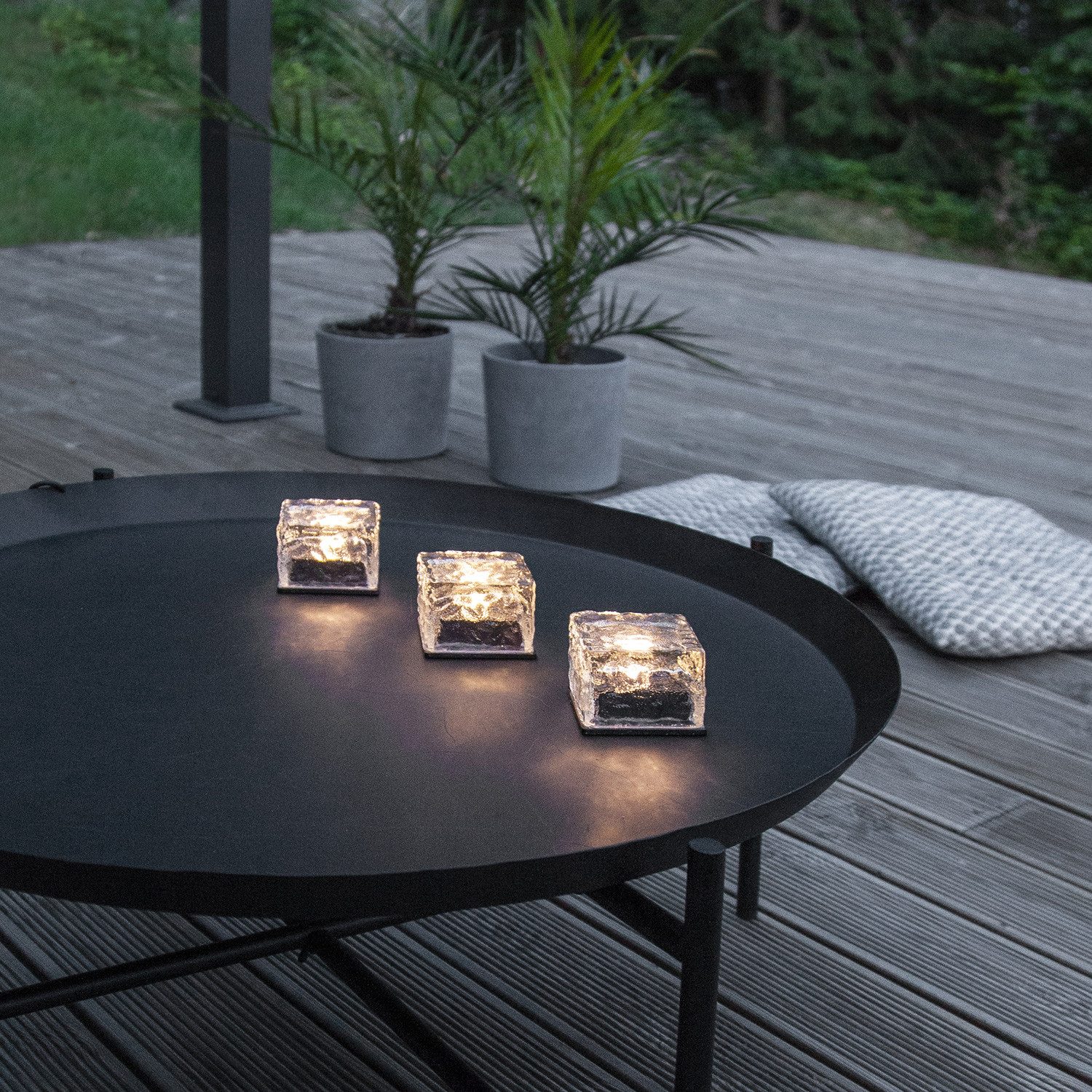 STAR TRADING LED Windlicht LED Solar Kerzen Windlichter Eiswürfelform Cube Lichtsensor 3 Stück, LED Classic, warmweiß (2100K bis 3000K)