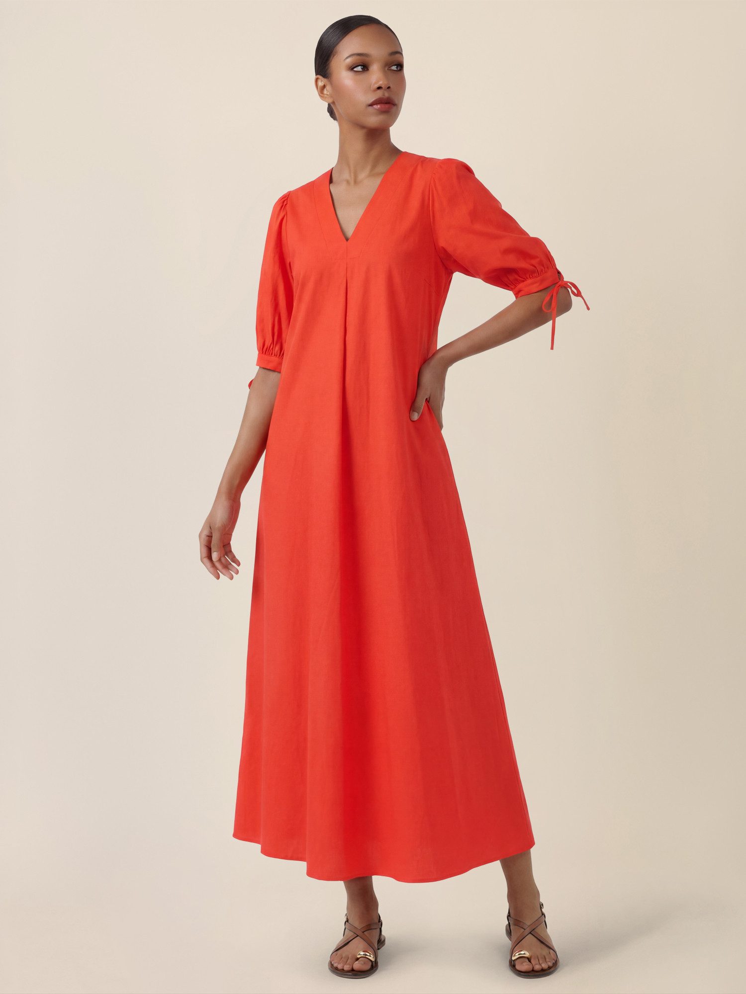Apart Maxikleid mit Puffärmeln und V-Ausschnitt
