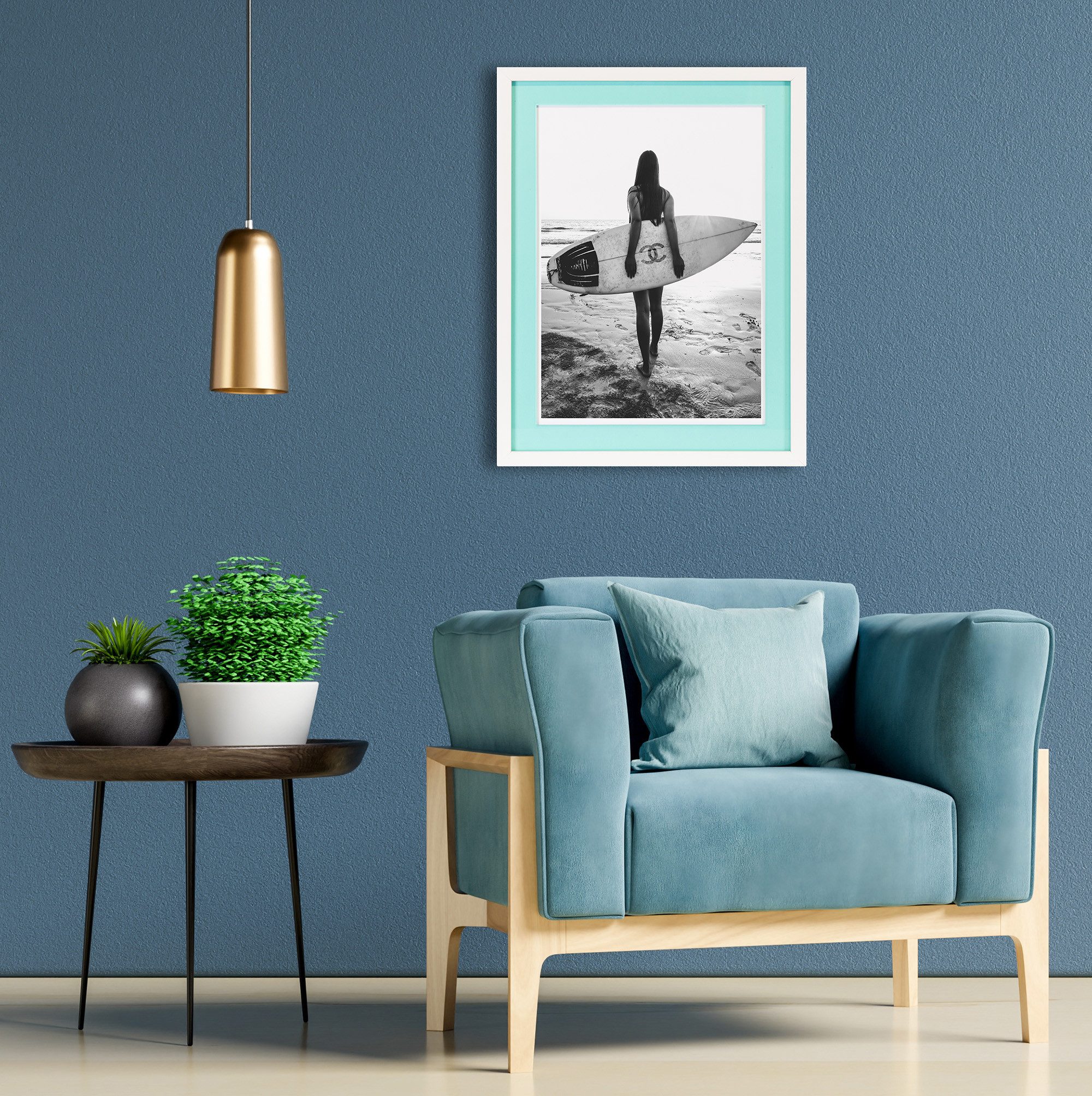 queence Bild mit Rahmen Frau, Logo, Surfbrett schwarz weiß, Изображения von Frauen, Frau, Meer, Schwarz-Weiß, Strand, Strandbilder (1 St), Плакат mit buntem Acrylglas Passepartout