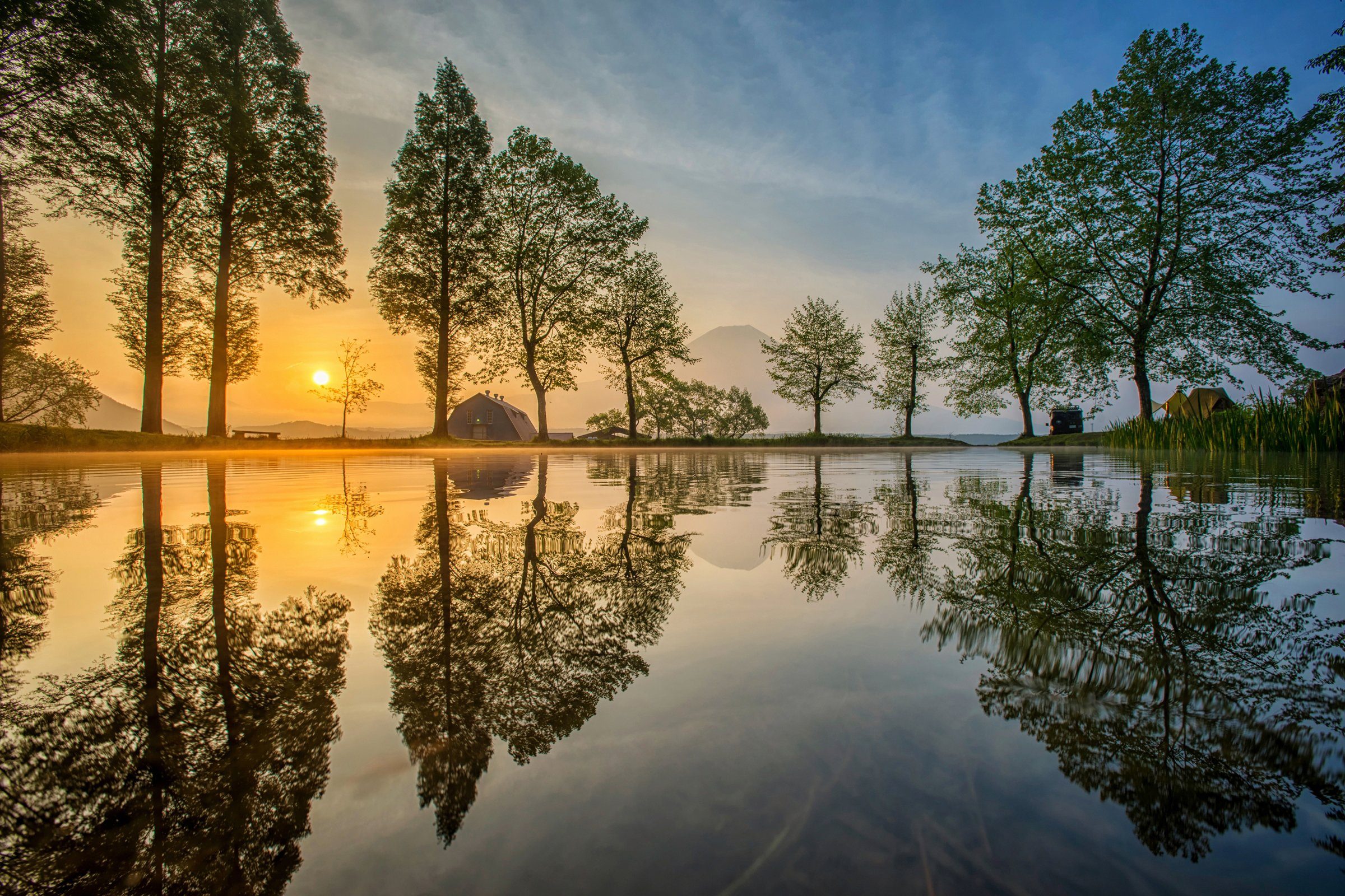 Papermoon Fototapete Photo-Art CHANWIT WHANSET, MOUNT FUJI SPIEGELT SICH IM SEE, JAPAN | Fototapeten