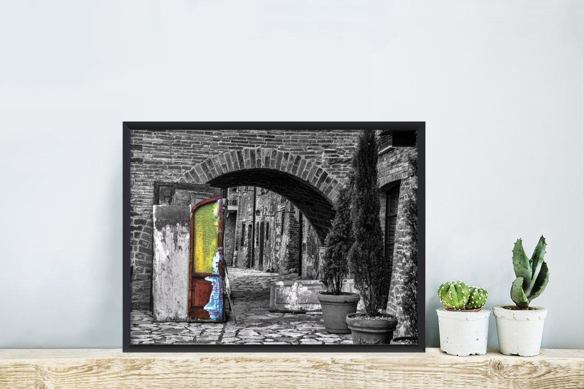 St), Bilderrahmen Wandposter, in Wanddeko, Bilder, Poster Fenster Gerahmtes (1 Italien, MuchoWow einem Poster, mit gelben Schwarzem Schwarz-Weiß-Foto