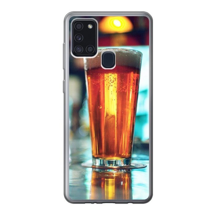 MuchoWow Handyhülle Ein Glas Bier auf der Theke Handyhülle Samsung Galaxy A21s Smartphone-Bumper Print Handy