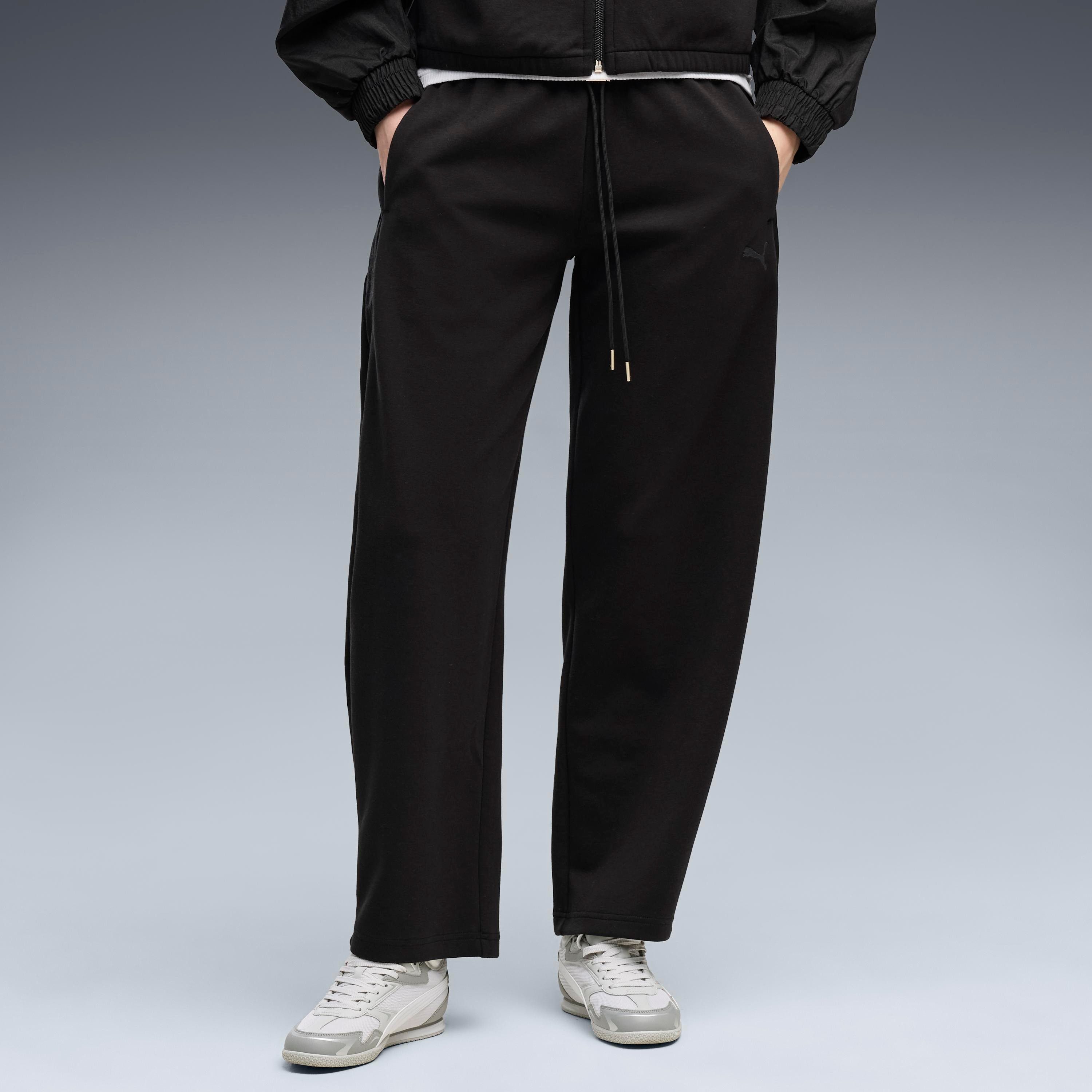 PUMA Trainingshose HER RELAXED DK BARREL LEG PANTS mit Eingrifftaschen, unifarben, Relaxed Fit, normale Leibhöhe