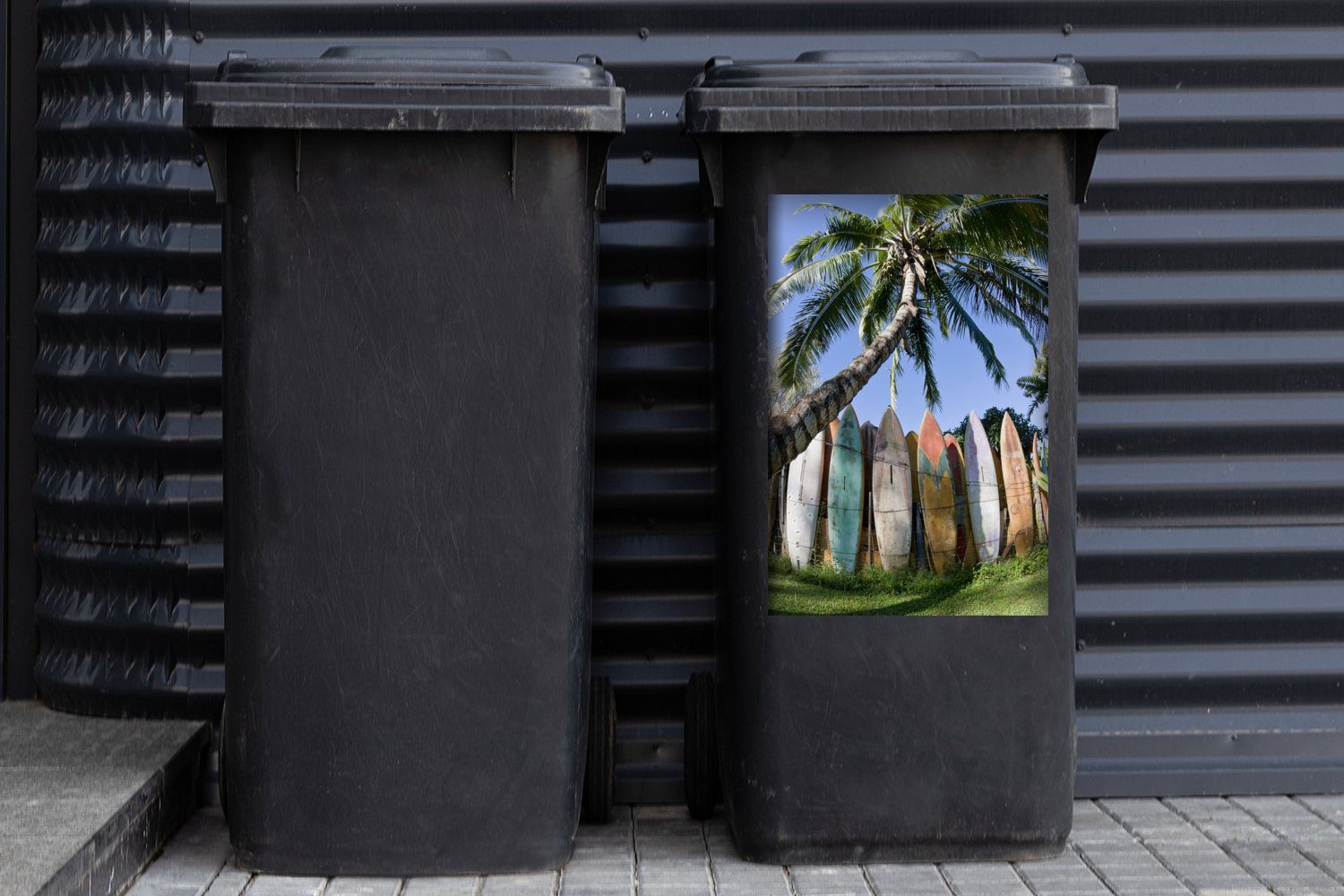 MuchoWow Wandsticker Eine Sticker, von Abfalbehälter Palme St), (1 Container, Surfbrettern Reihe einer Mülleimer-aufkleber, Mülltonne, neben