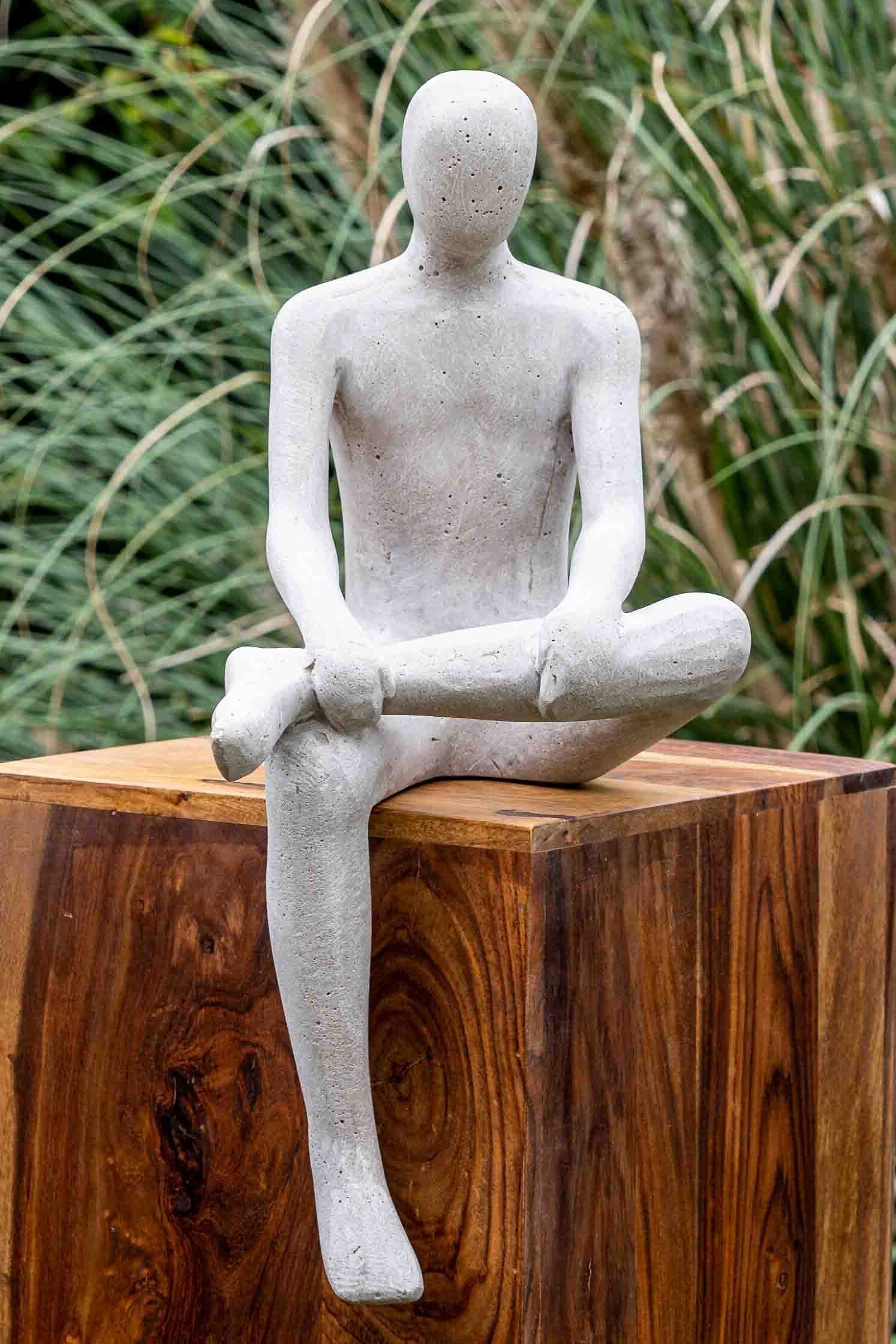 IDYL Dekofigur IDYL Moderne Skulptur Figur Sandsteinguss "Sitting Man", Diese Фігурки fallen auf durch ihre Schlichtheit und Eleganz. Die dezent strukturierte und matte Oberfläche mit weichen Erscheinungsbild prägen den Charakter dieser Statuen.