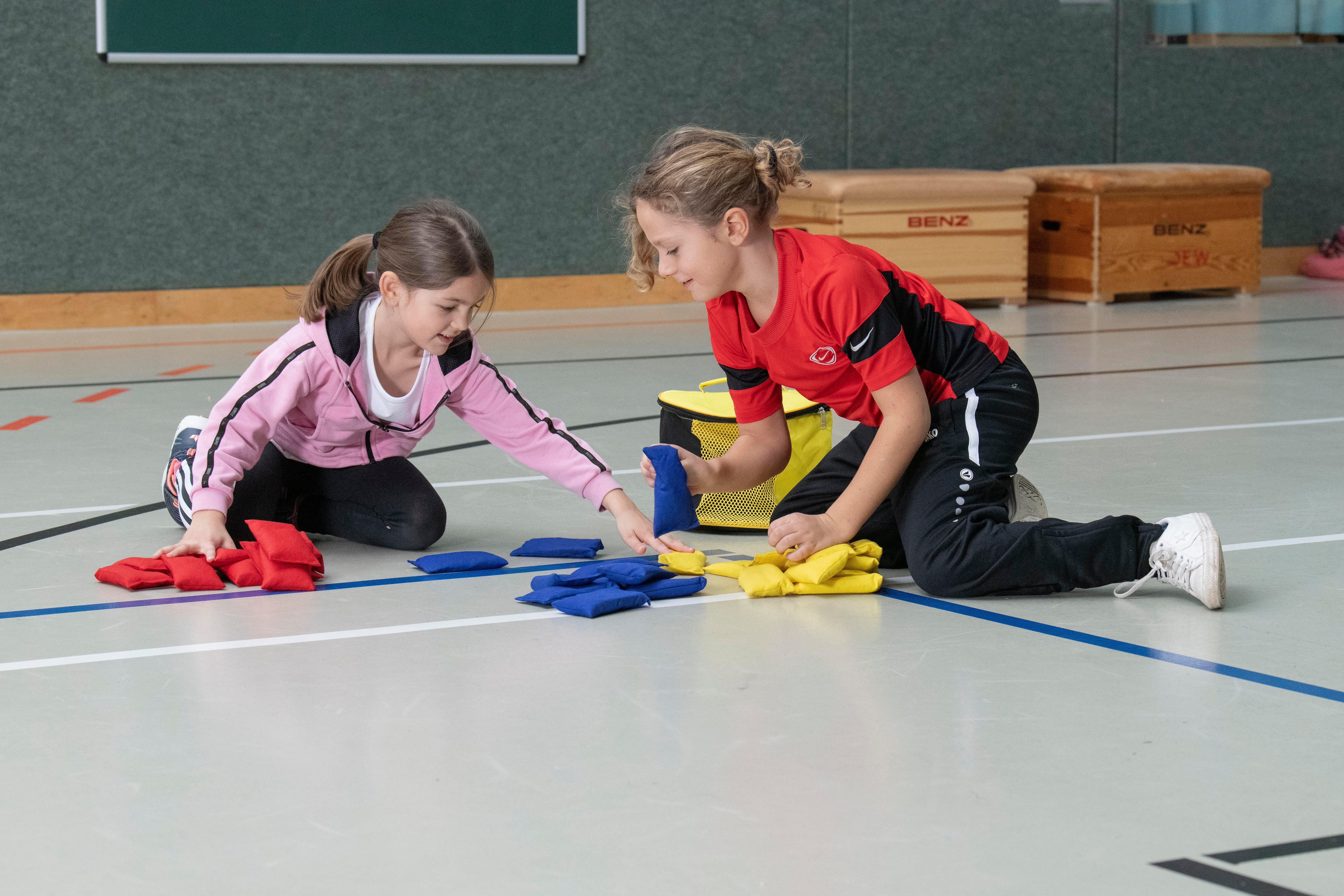 Betzold Outdoor-Spielzeug Tasche gefüllt mit 30 Bohnensäckchen –Spielzeug für Motorik, Textil