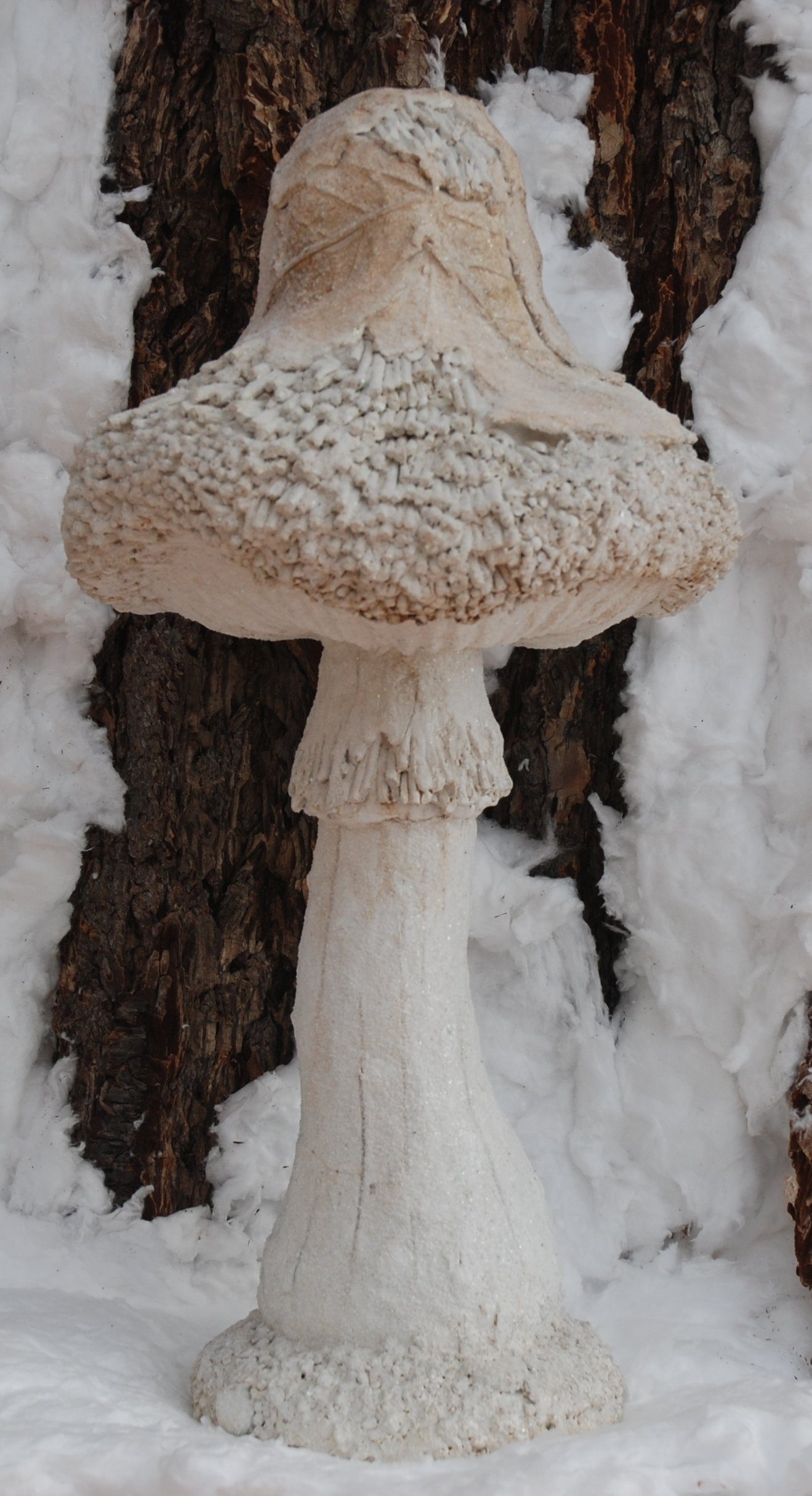 MystiCalls Weihnachtsfigur Winter Dekofigur Pilz - Weihnachten Dekoration Figur (1 St), Sammlerfigur, Designerfigur, Gartenfigur, Dekorationsobjekt