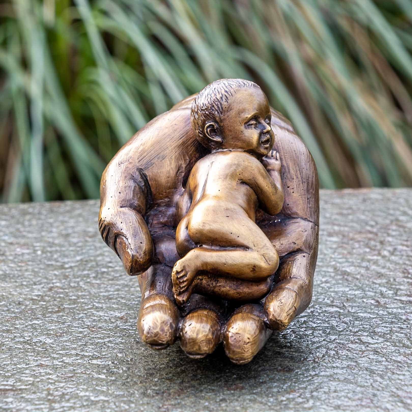 Bronze gegossen IDYL Bronze UV-Strahlung. patiniert. Die sehr Eine Modelle Bronze-Skulptur und Gartenfigur einem mit Regen Langlebig von Hand und robust – Baby, Wachsausschmelzverfahren werden gegen in Frost, IDYL witterungsbeständig in – – Hand