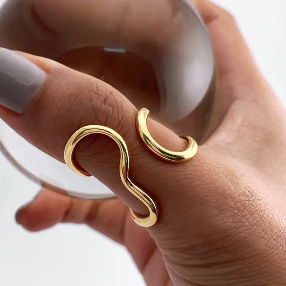 XCOAST Fingerring Verstellbarer Edelstahlring Gold im asymmetrischen Wellen-Design (Edelstahl, 1-tlg., inkl. Schmuckkästchen)