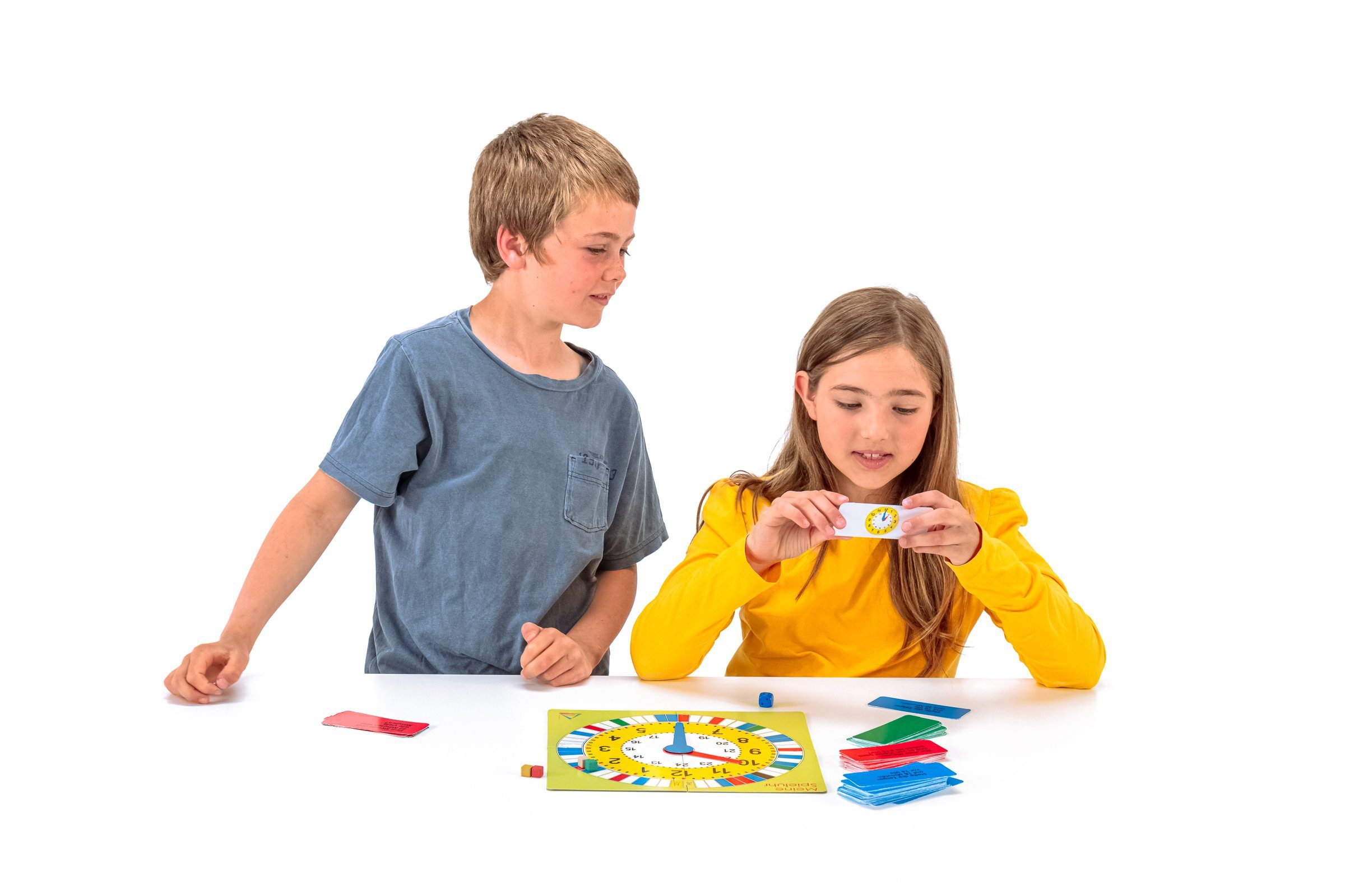 Wissner® aktiv lernen Lernspielzeug Mathespiel - Uhrzeit, 2-4 Spieler Mathe lernen RE-Wood® (97-St), Aus 100% recycelter Pappe; RE-Wood®