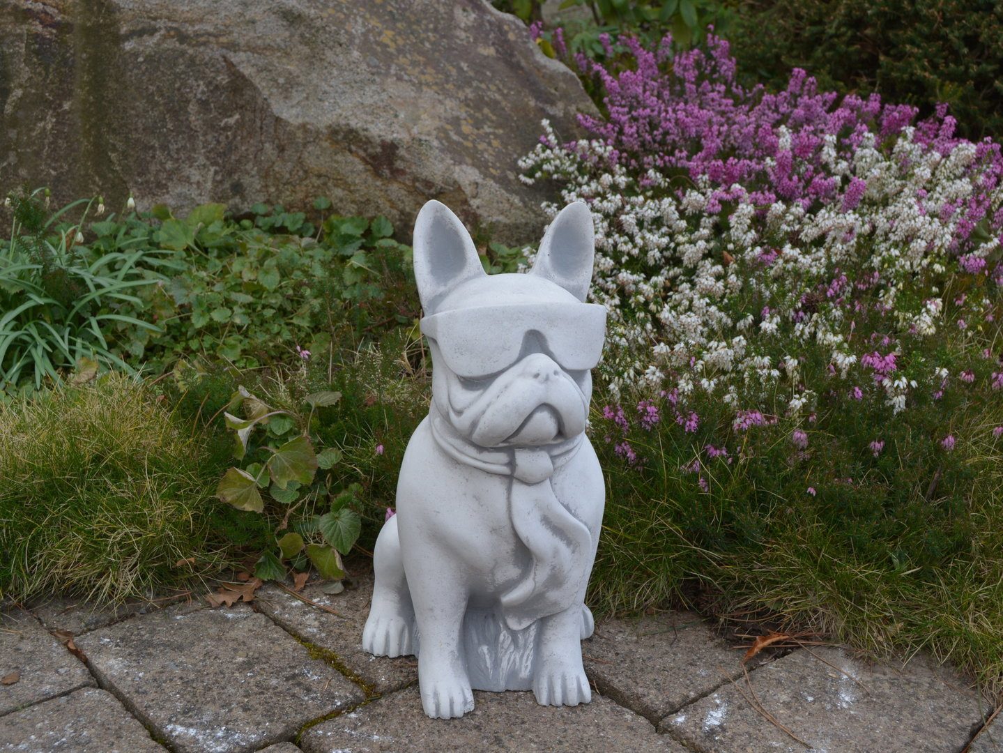 Steinfigur Bulldogge „ELSA“ – Frostsicher Bis -30°C, Massiver Steinguss, 25 Kg | Handarbeit Aus Deutschland