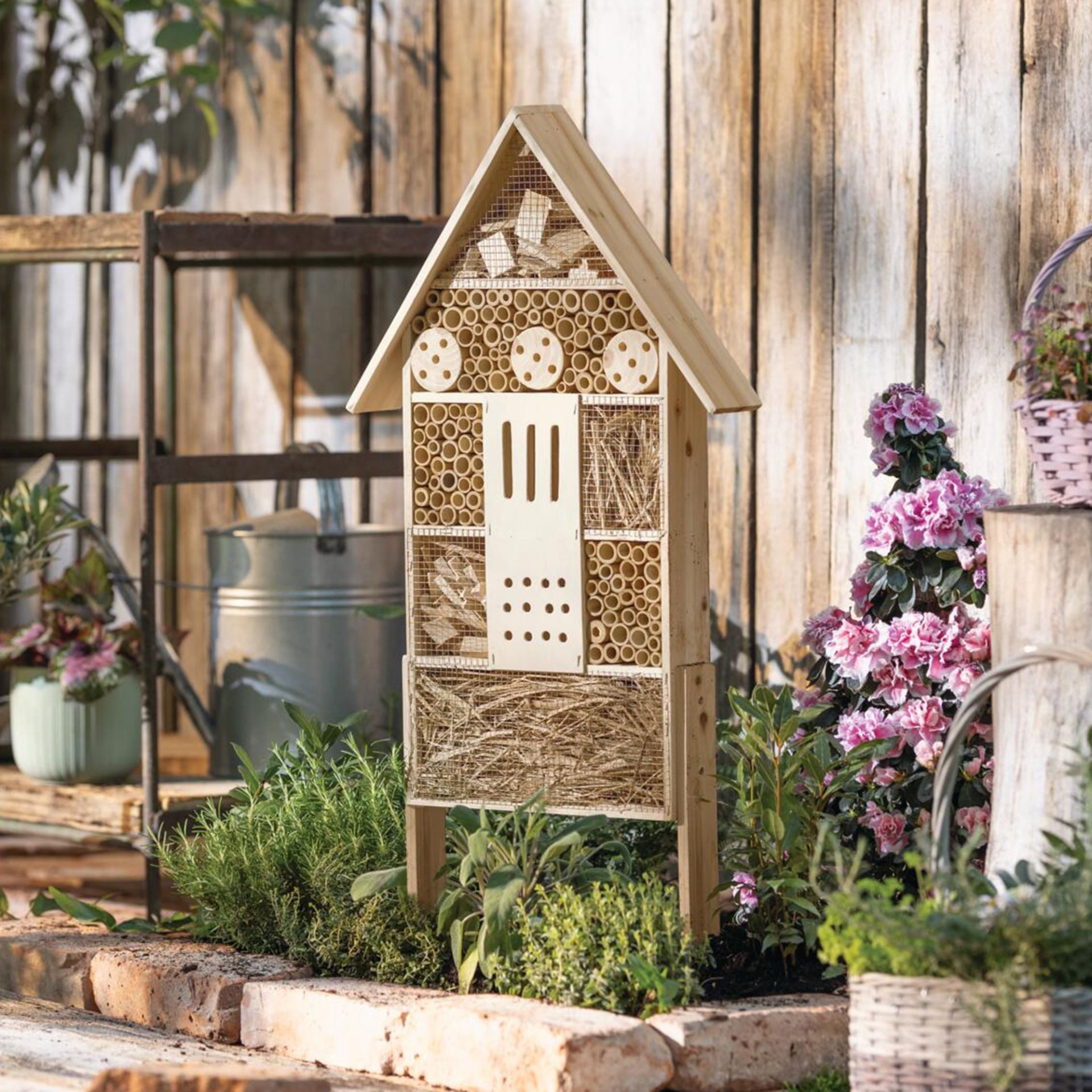 Home-trends24.de Insektenhotel Insektenhotel stehend Natur Garten Terrasse Deko Gesamthöhe 95 cm