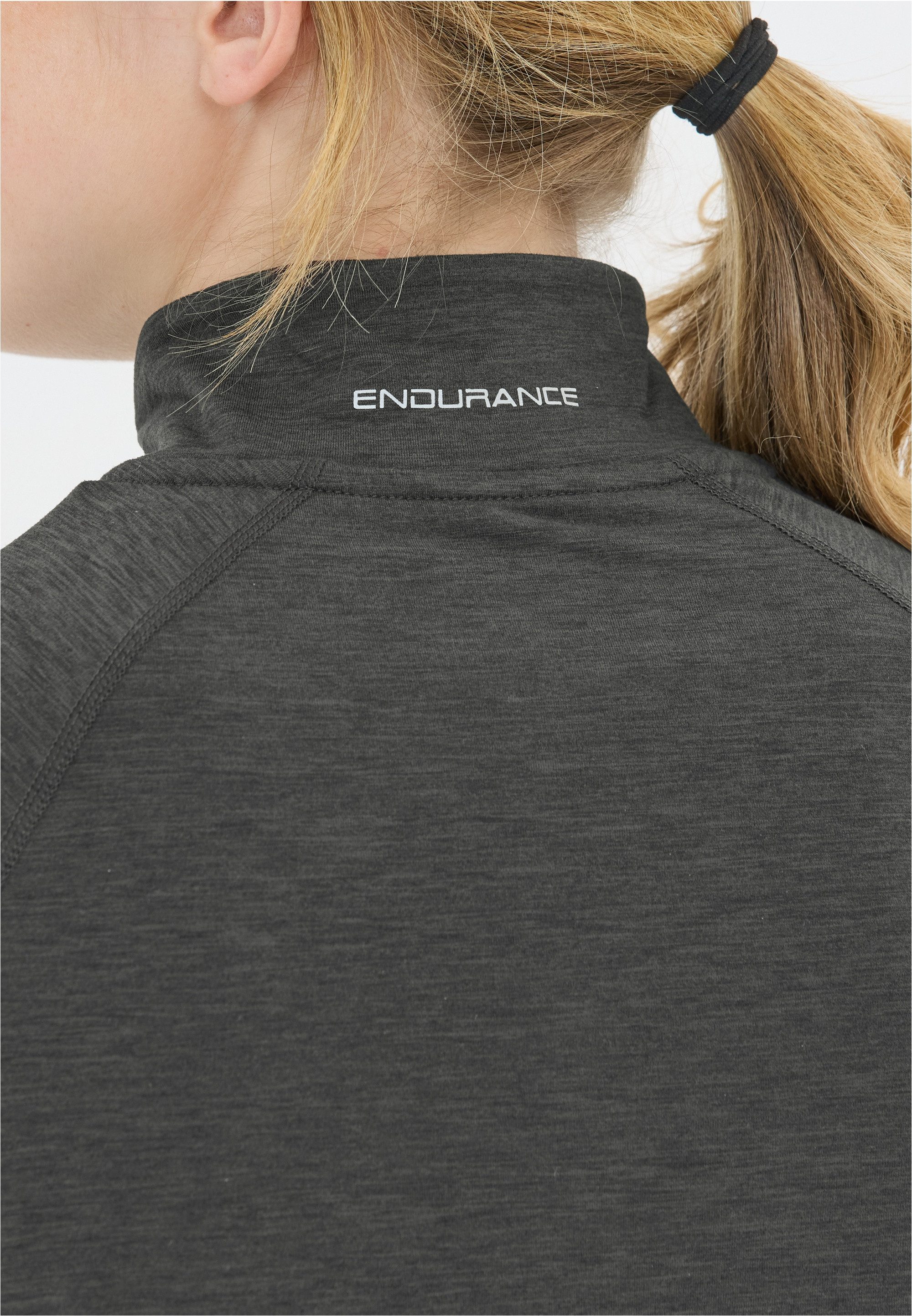 ENDURANCE Funktionsshirt Canna mit cleveren Daumenöffnungen