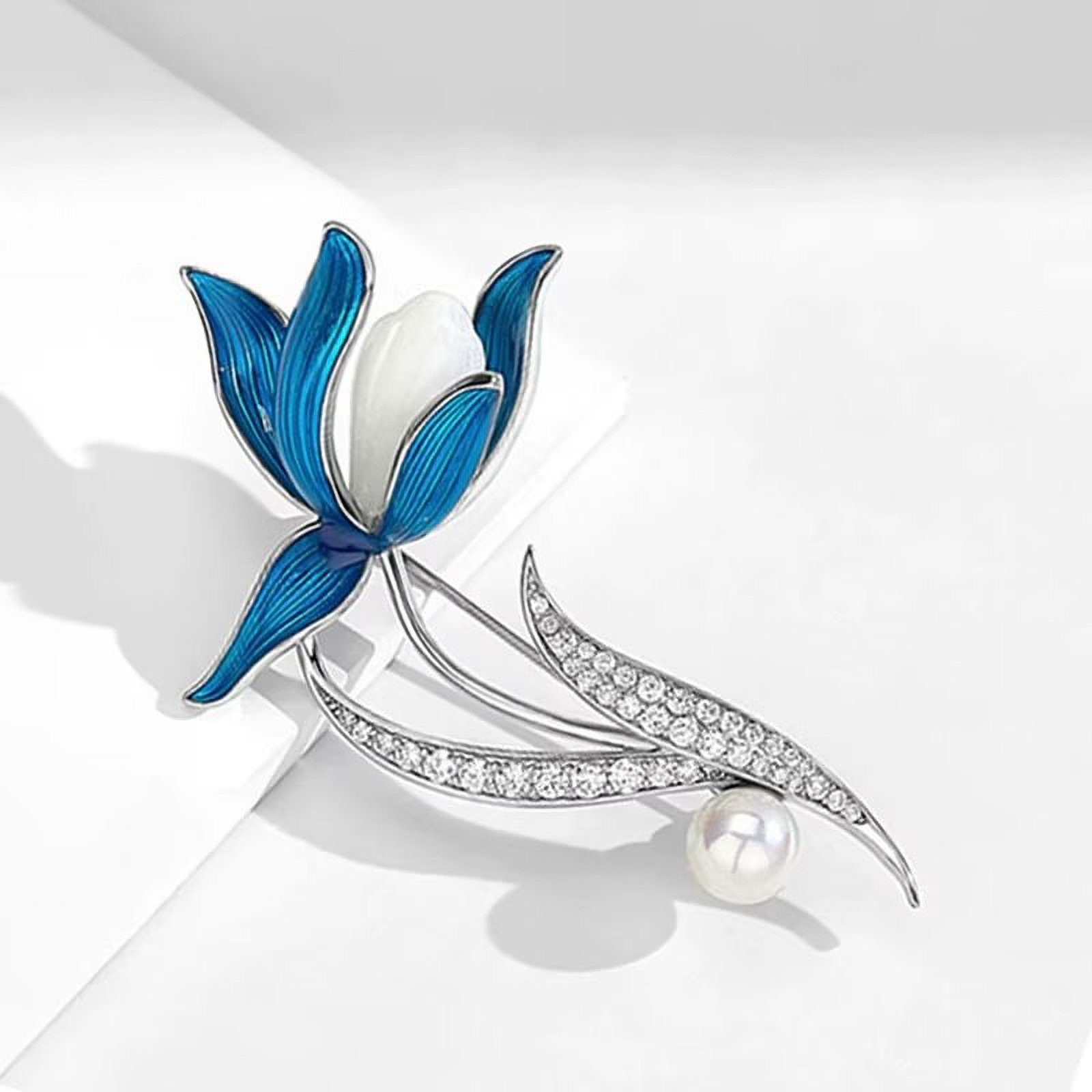 MayTree Brosche "blaue Lilie" (Stück, 1-tlg), Metallbrosche in Form einer Lilie mit Strass-Steinen und Zierperle
