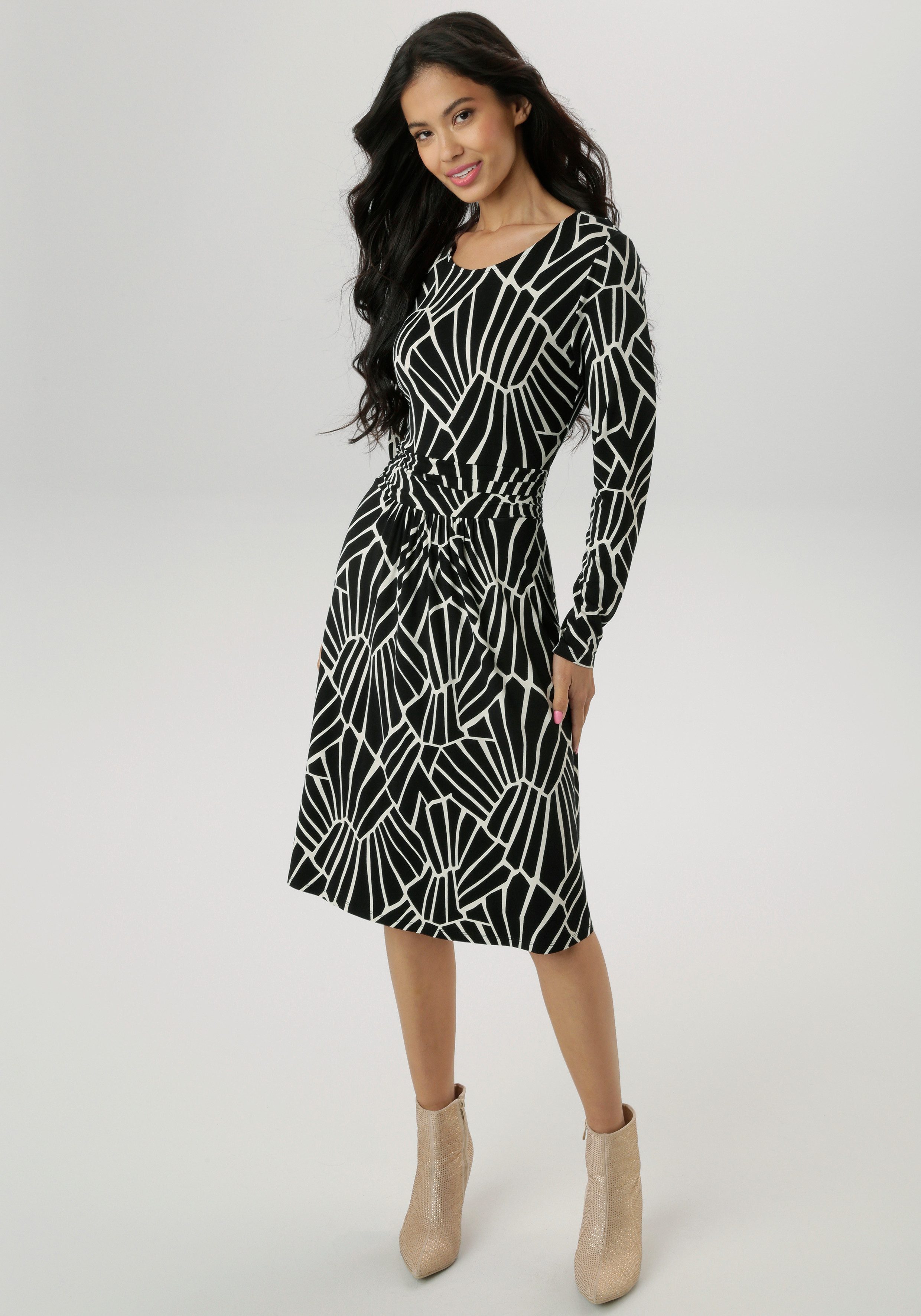 Aniston SELECTED Jerseykleid, im grafischen Musterdessin und gerafftem Tail günstig online kaufen