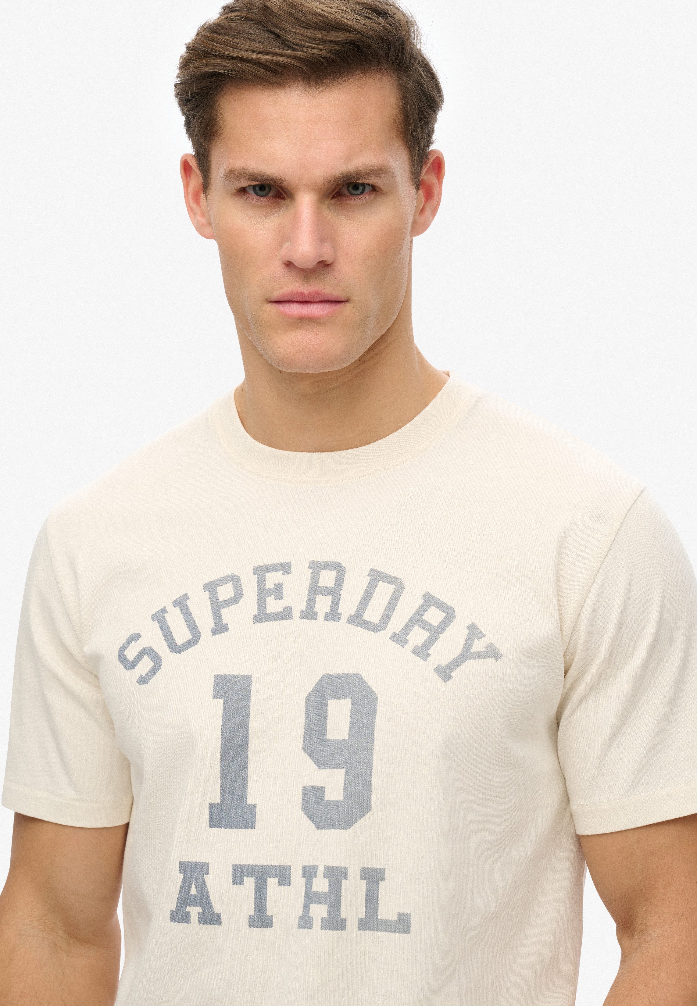 Superdry Rundhalsshirt ATHLETIC ESS TEE Loose Fit, aus Baumwolle und Seide, mit Print, Kurzarm, hüftlange Form