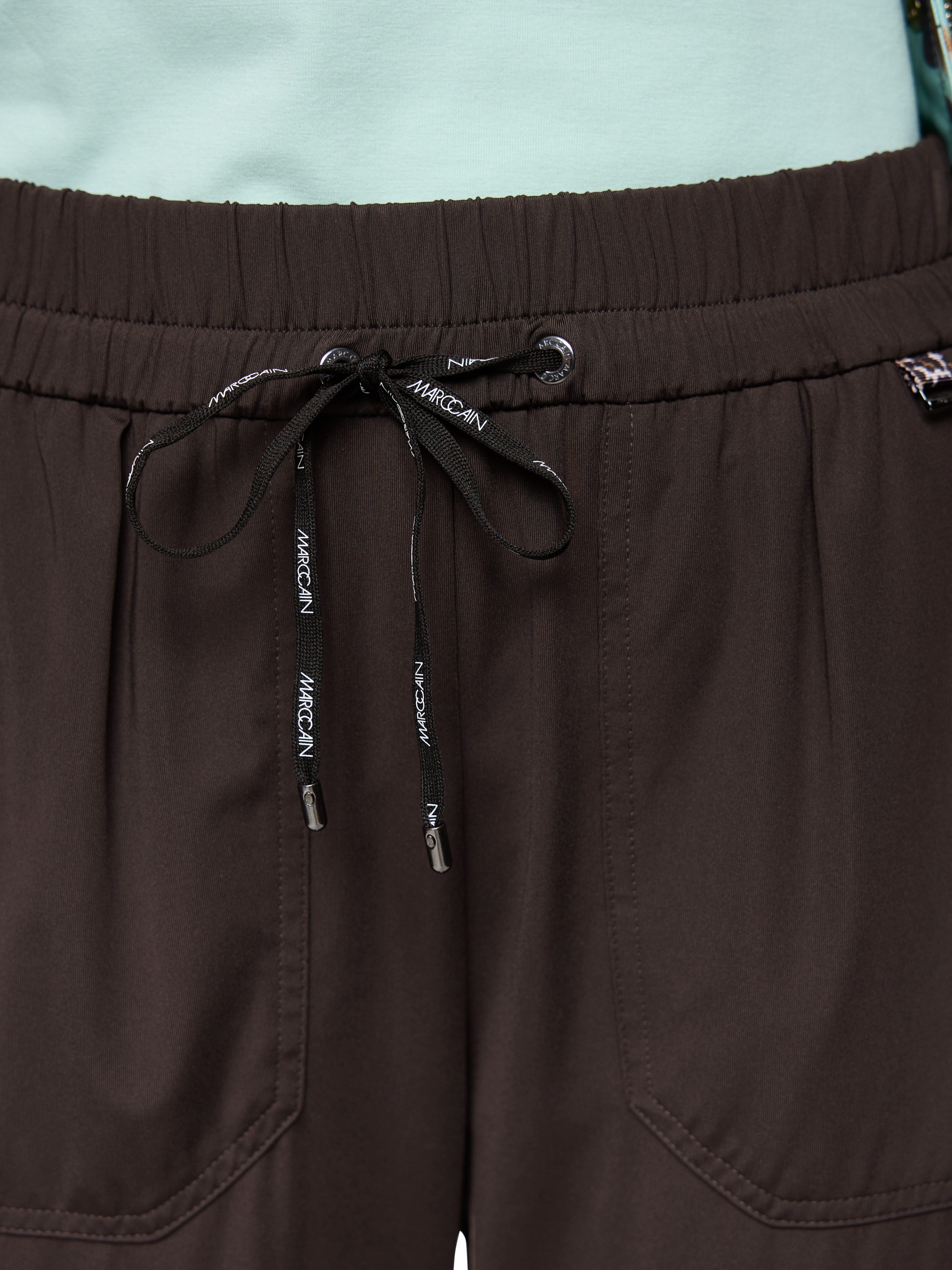 Marc Cain Schlupfhose Muted Motion Premium Damenmode Model: RHODOS im Relaxed Fit – Bild 4 von 5
