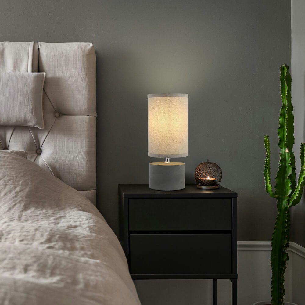 HOME DELUXE Nachttischlampe Kleine Tischlampe in Betonoptik - Grau, weiche & blendfreie Beleuchtung, Schreibtischlampe