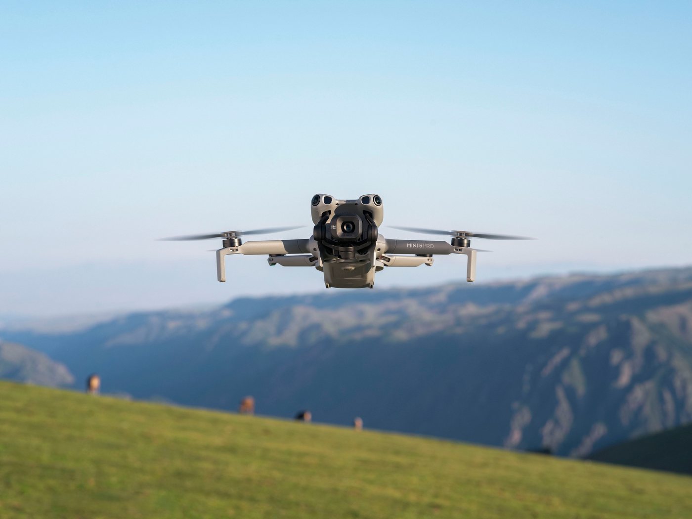 DJI Mini 5 Pro Fly More Combo (DJI RC2) Drohne (4K Ultra HD, DJI RC 2 Fernsteuerung, 3 Akkus, Ladestation, Filterset und Tasche) grau