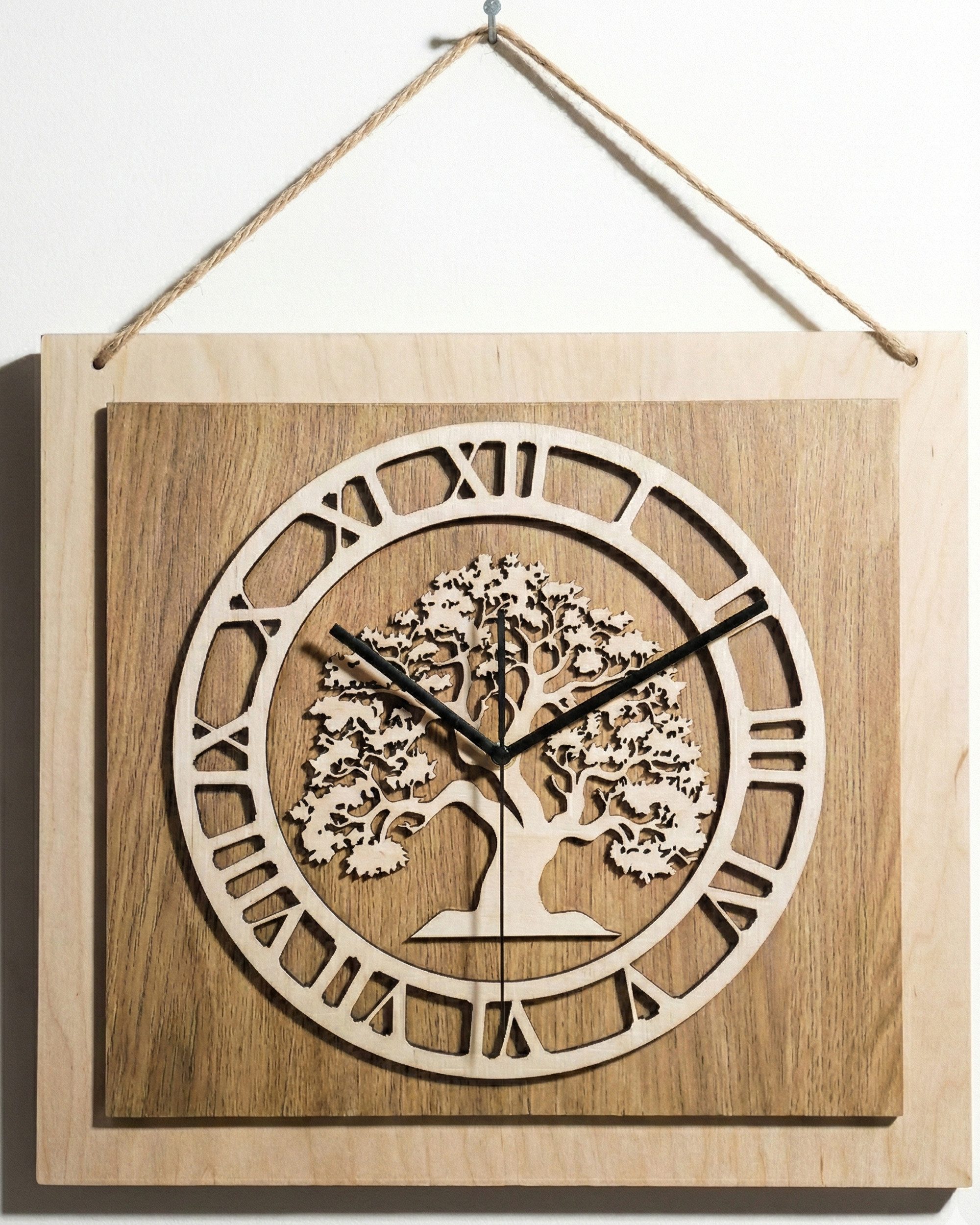 ORNAMENTI Wanduhr Große handgefertigte aus Holz, Berge,Baum des Lebens,Weltkarte, Hirsch (quadratisch, ohne Tickgeräusche für Wohnzimmer Küche)