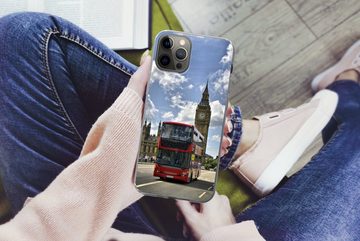 MuchoWow Handyhülle Ein roter Bus mitten in London, Handyhülle Apple iPhone 12 Pro, Smartphone-Bumper, Print, Handy