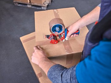 tesa Klebeband tesapack COMFORT Handabroller (Packung, 1-St) Packbandabroller für leichtes & sicheres Verpacken - blau / rot
