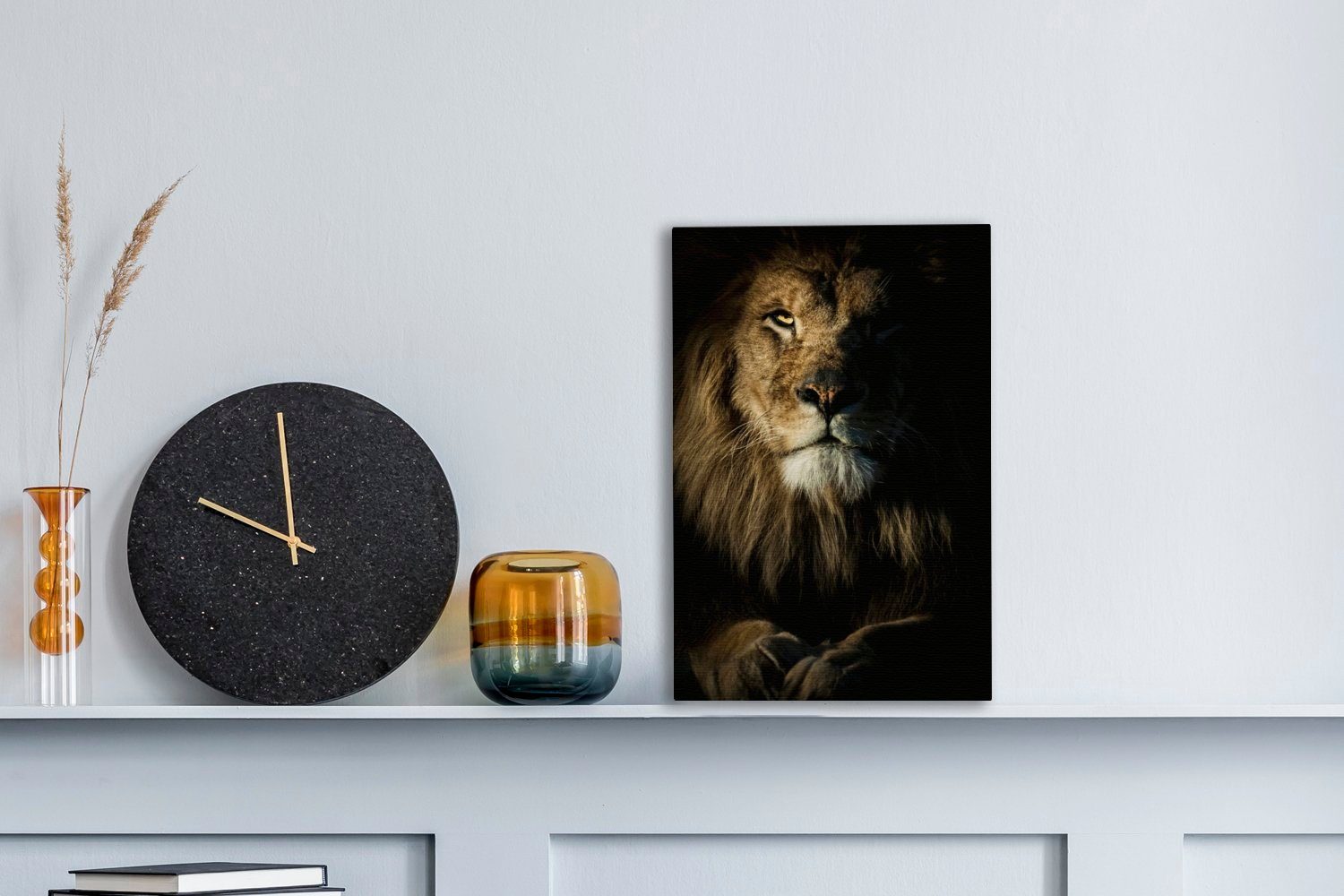 (1 cm Leinwandbild Zackenaufhänger, OneMillionCanvasses® schaut, die bespannt fertig Löwen, Kamera Leinwandbild St), der Nahaufnahme in Gemälde, inkl. eines 20x30