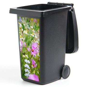 MuchoWow Wandsticker Blumen - Natur - Grün - Gras - Lila - Weiß (1 St), Mülleimer-aufkleber, Mülltonne, Sticker, Container, Abfalbehälter