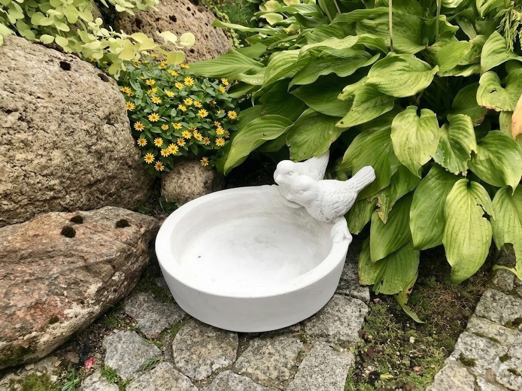 JVmoebel Vogeltränke Skulpturale Vogeltränke aus wetterfestem Polyresin für den Garten, Made in Europa