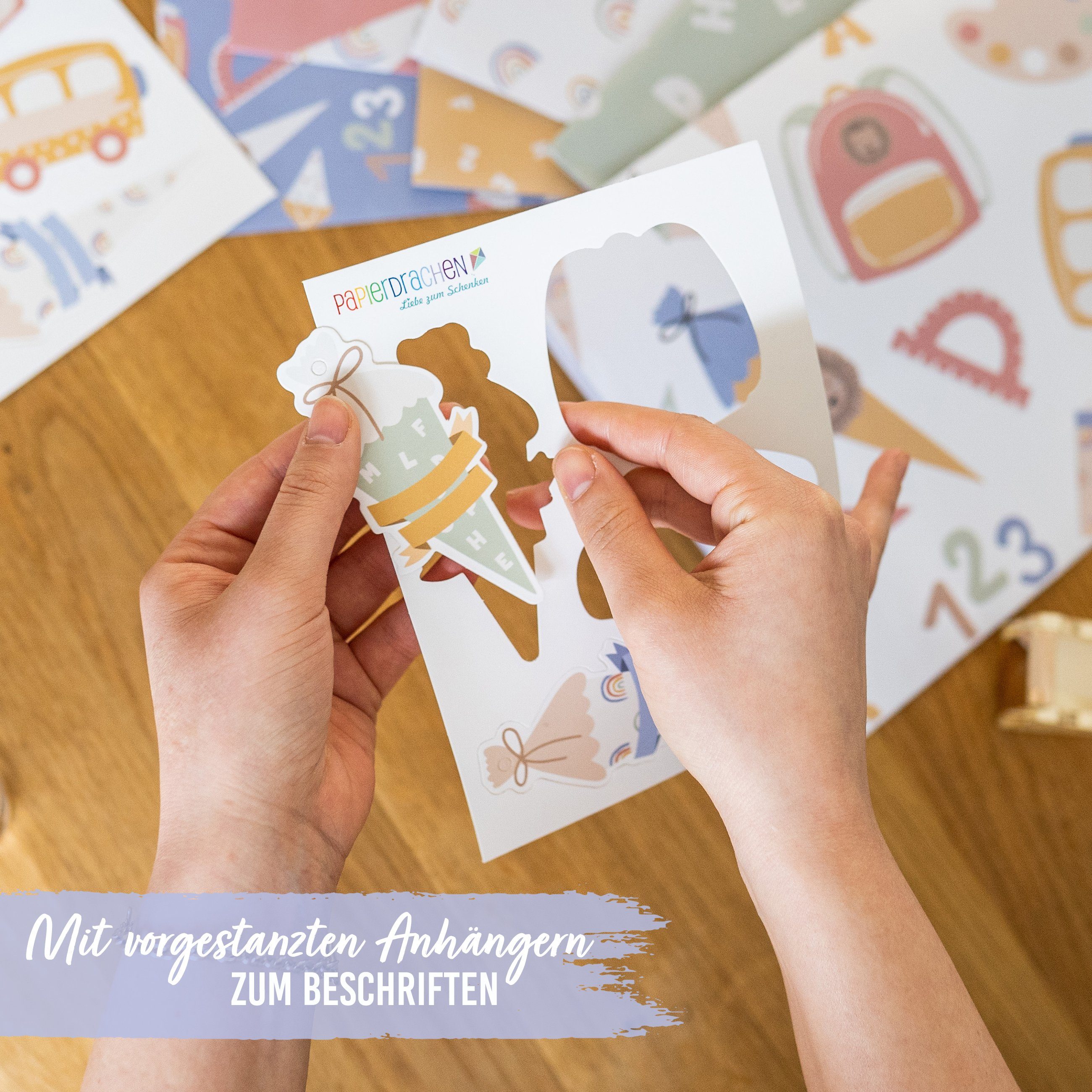 PAPIERDRACHEN Geschenkpapier Geschenkpapier zur Einschulung - verschiedene Motive, doppelseitig bedruckt und Anhänger mit Baumwollschnur