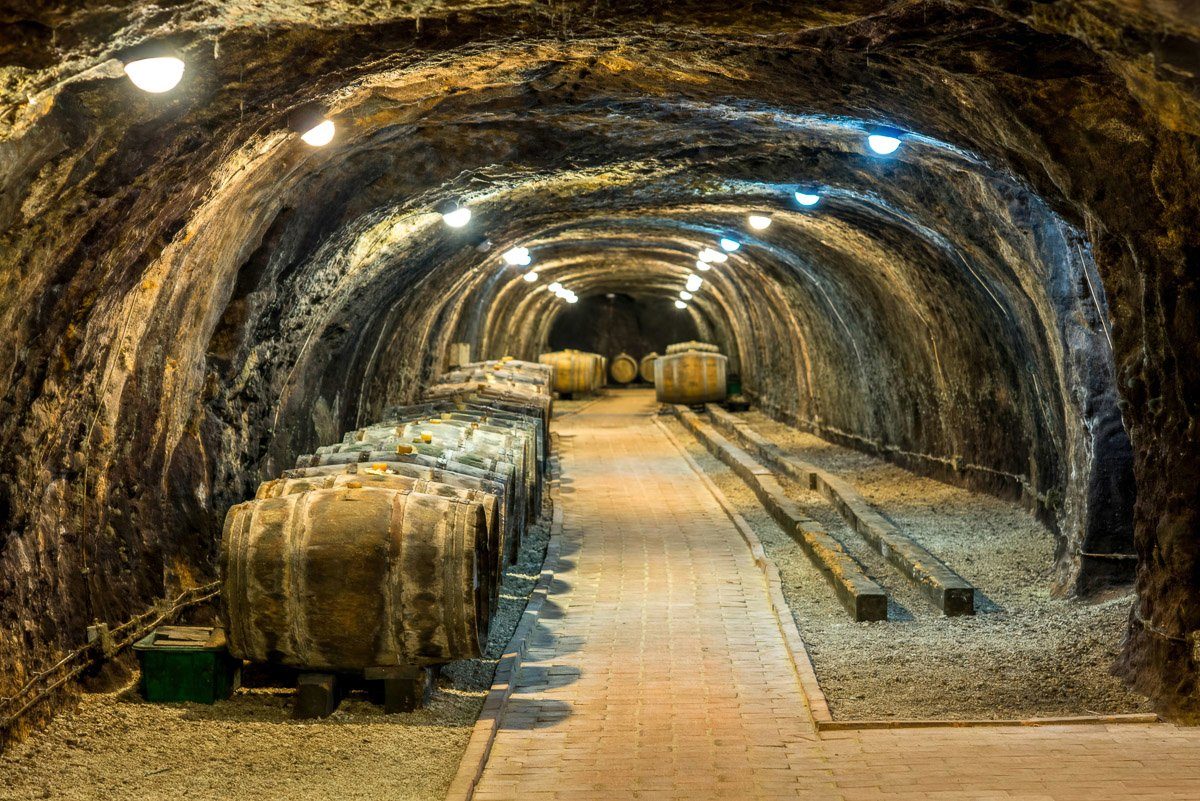 Papermoon Fototapete Tunnel mit Fässern
