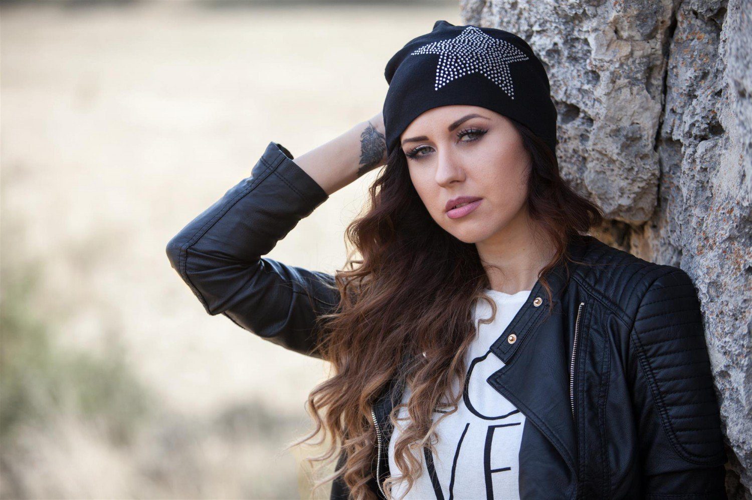 styleBREAKER Beanie Warme Beanie Mütze mit Strass Stern (1-St)