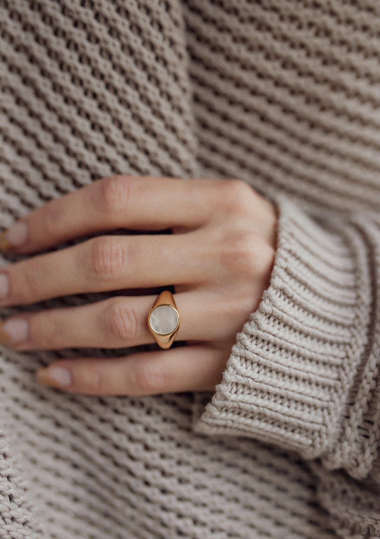 Hey Happiness Fingerring Muschel Siegelring Rund 18K Vergoldet, Ring Damen günstig online kaufen