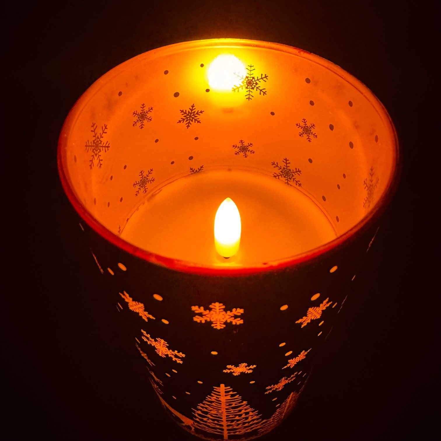 Online-Fuchs LED-Kerze 3 rote LED Kerzen aus Glas mit Timer - Weihnachtsdeko mit Hirschmotiv, realistische Kerzenflamme, warmweiße Beleuchtung, liebevolle Winte – Bild 5 von 5