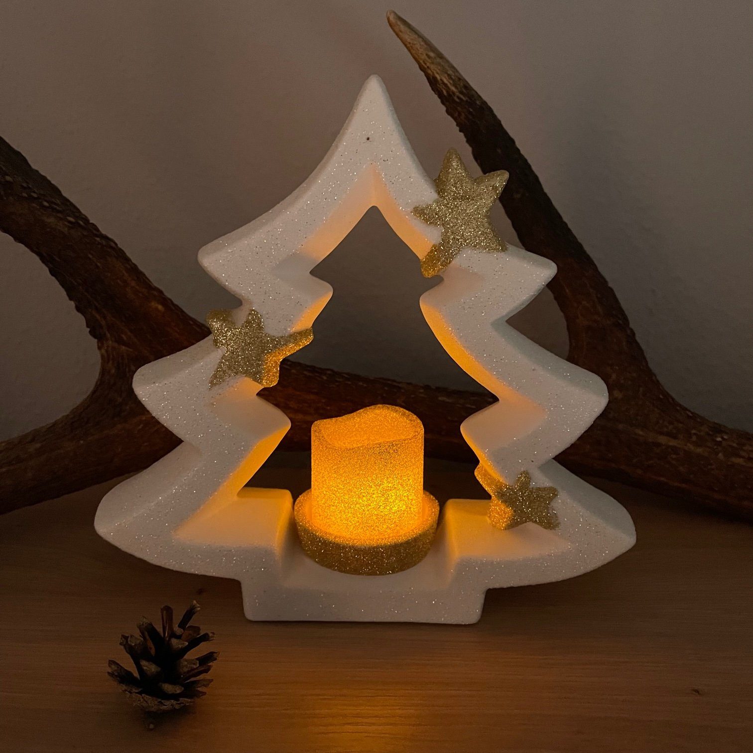 Online-Fuchs Dekobaum Weihnachtsbaum aus Keramik mit goldener LED Kerze inkl. Timerfunktion (Teelichthalter, Votivkerze), Maße des Tannenbaum ca. 23 x 6 x 22 cm hoch, glitzernd