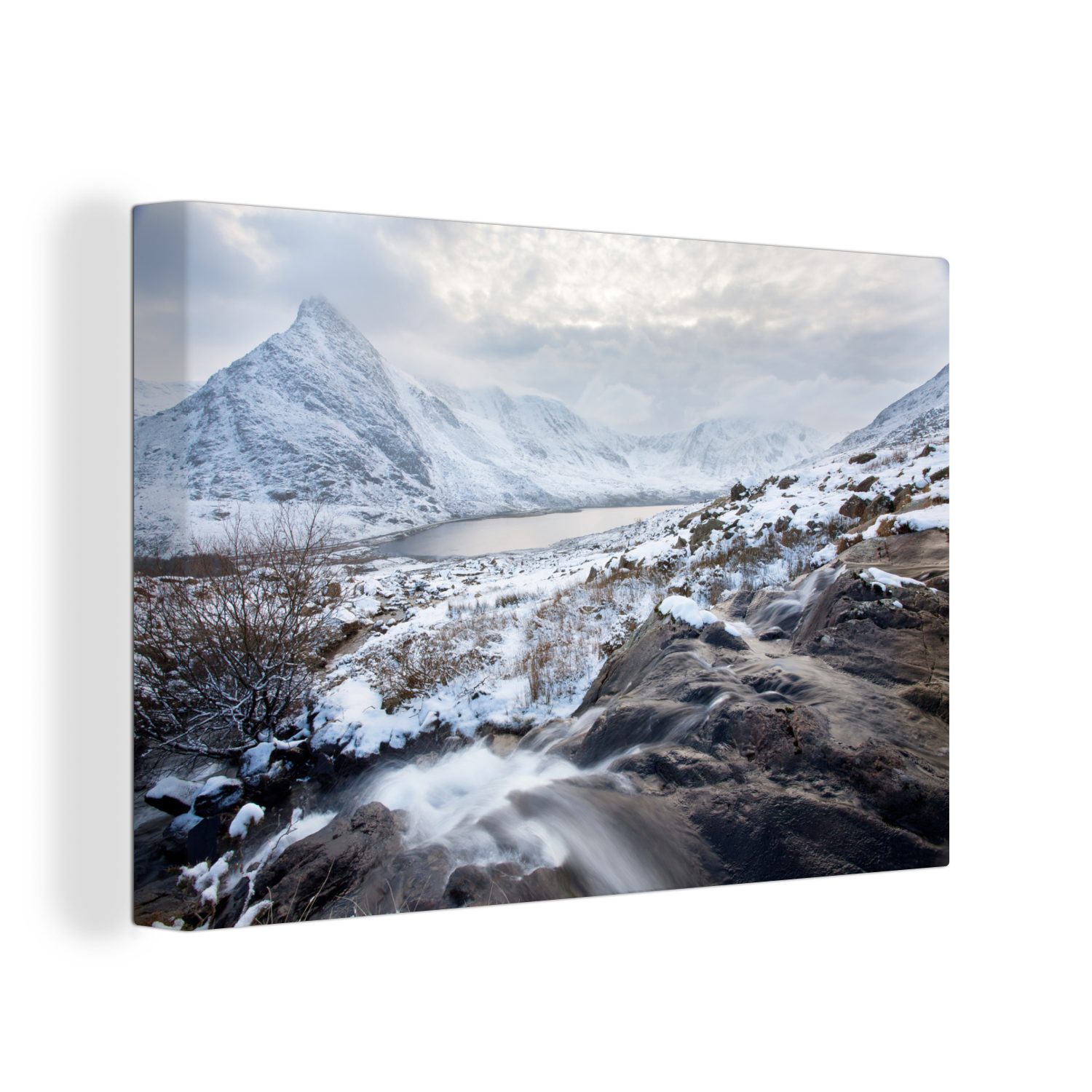 OneMillionCanvasses® Leinwandbild Fluss im Schnee in den Bergen von Snowdonia in Wales, (1 St), Wandbild Leinwandbilder, Aufhängefertig, Wanddeko, 30x20 cm