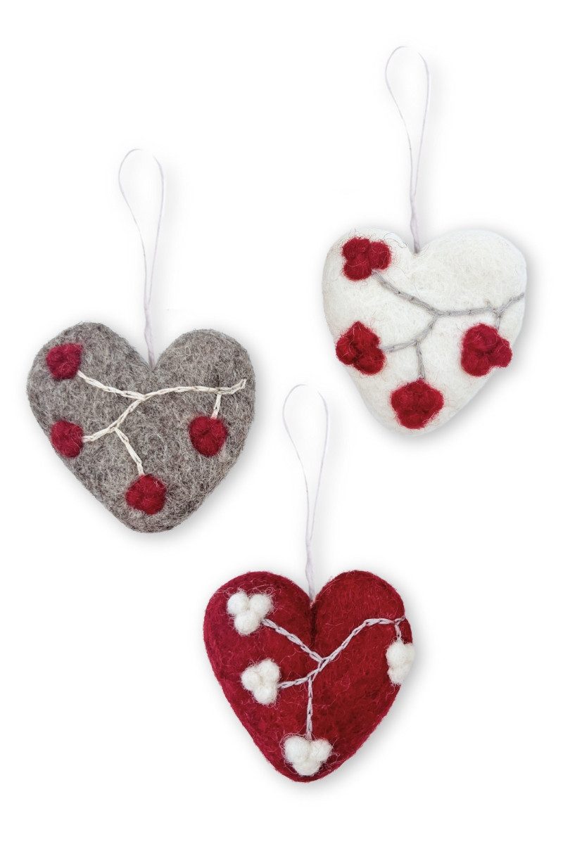 Gry & Sif Hängedekoration Filzanhänger 3er Set - HERZEN MIT BEEREN - rot/weiß/grau
