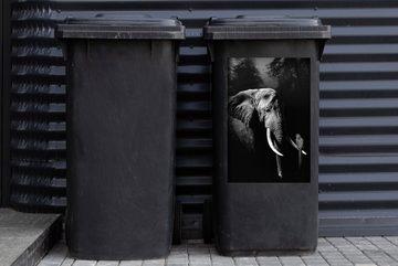 MuchoWow Wandsticker Elefant mit Papagei im Wald - schwarz und weiß (1 St), Mülleimer-aufkleber, Mülltonne, Sticker, Container, Abfalbehälter