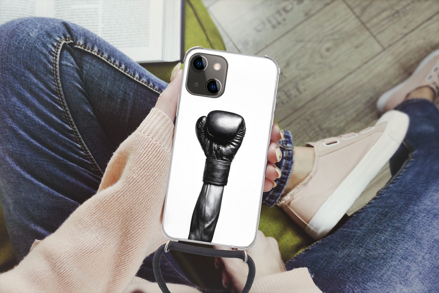MuchoWow Handyhülle für Apple iPhone 13 Boxhandschuh - Schwarz - Hand, Tragbare Handyhüllen mit Kette zum umhängen, Handykette Handyband