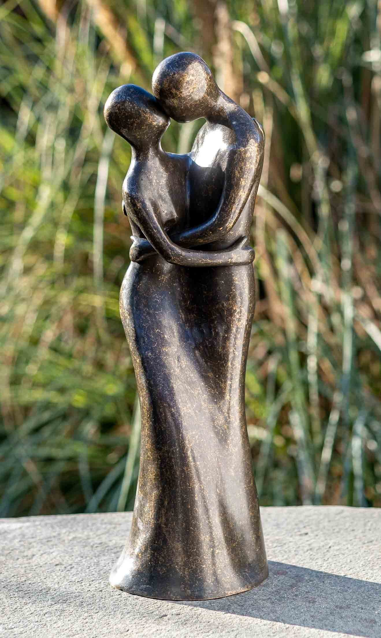Gartenfigur IDYL Paar, Bronze-Skulptur – in – sehr Bronze Langlebig Regen witterungsbeständig Bronze – gegossen gegen IDYL und Liebendes Wachsausschmelzverfahren und in werden Frost, patiniert. robust UV-Strahlung. Die Modelle von Hand