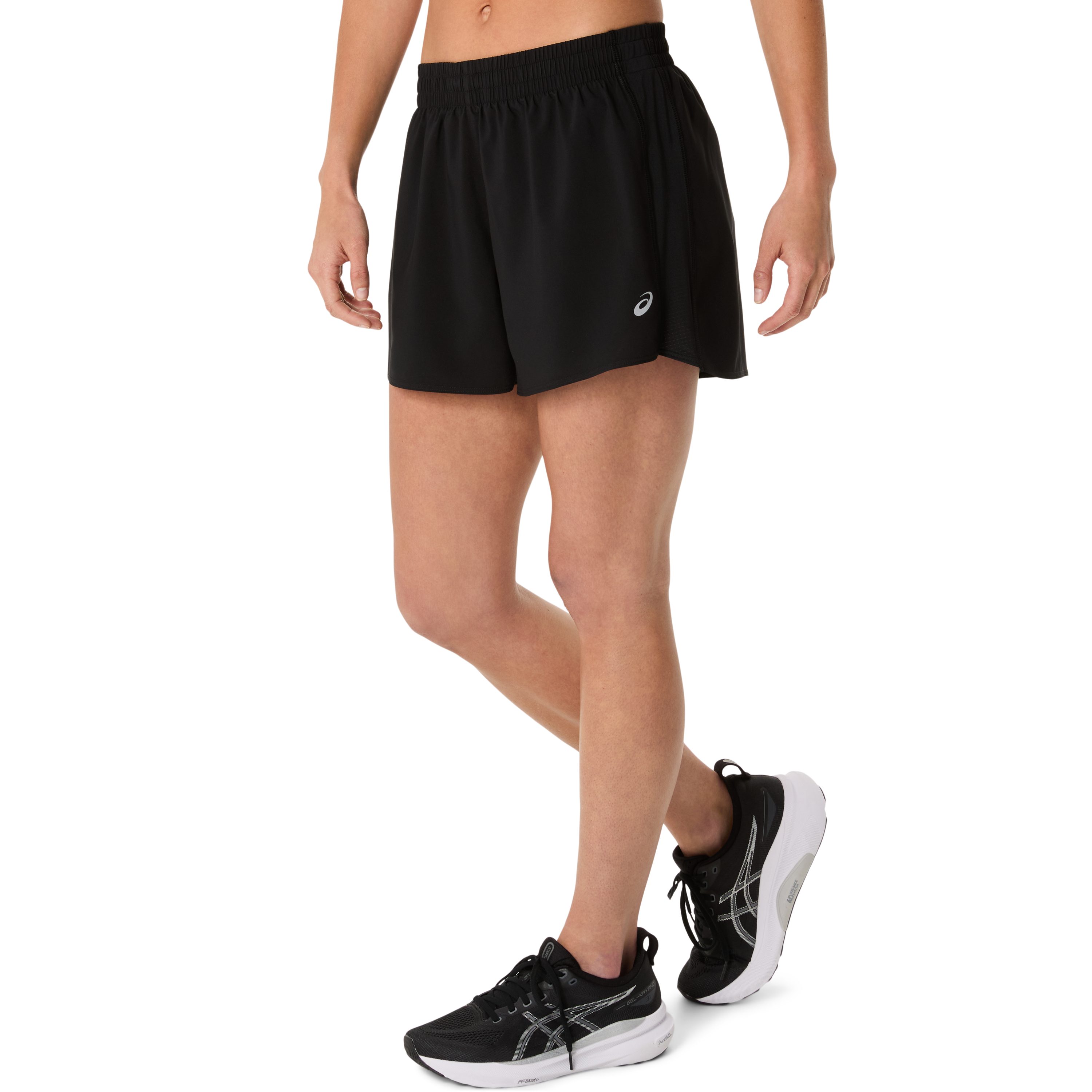 Asics Laufshorts ASICS CORE 4IN SHORT mit seitlichem Einsatz, bequeme Passform, weit geschnittene Form