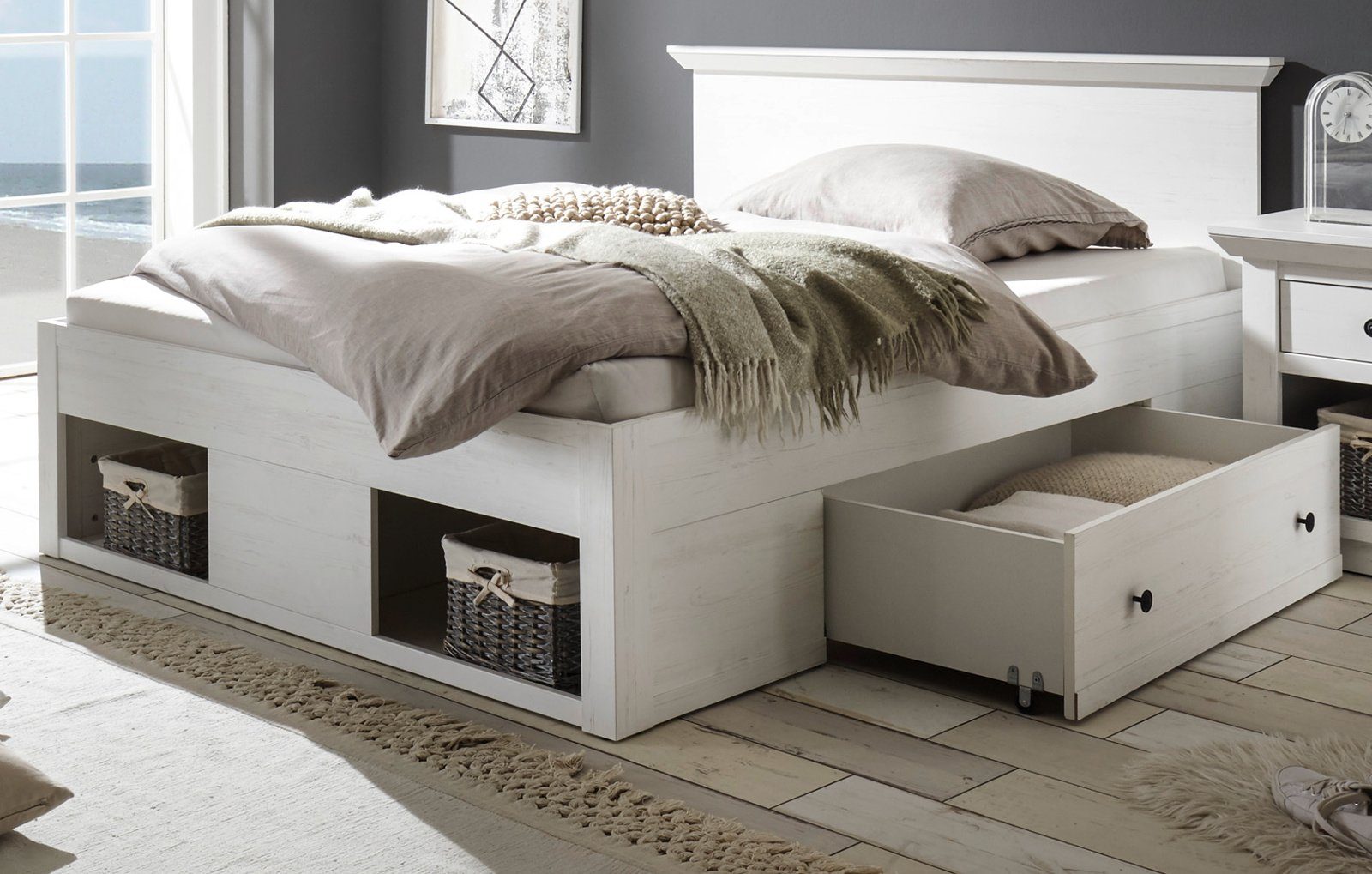 Furn.Design Einzelbett Hooge (Bett in Pinie weiß gekälkt, Liegefläche 140 x 200 cm), inkl. 2x Bettschubkasten Landhausstil modern