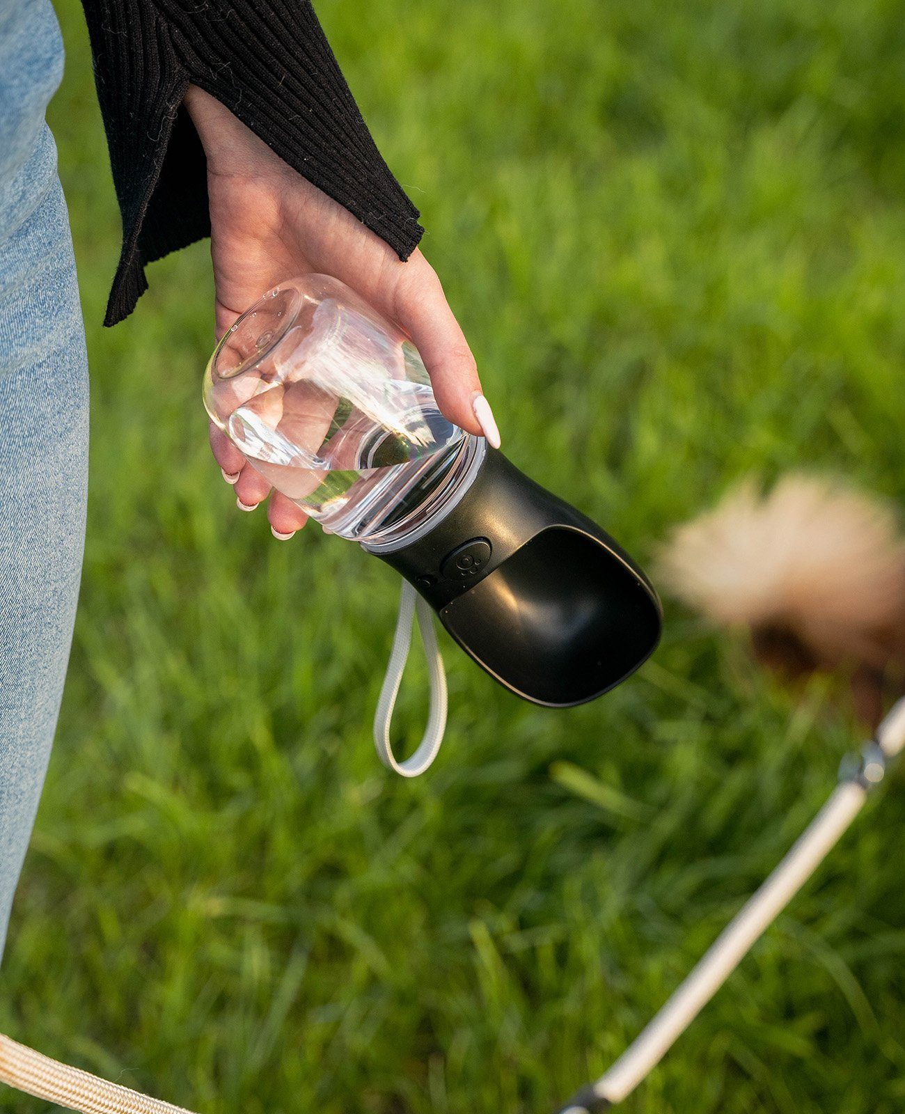 lionto Wasserspender für Hunde auf Spaziergängen & Reisen, schwarz 0.35 l, Trinkflasche auslaufsicher, leicht & hygienisch