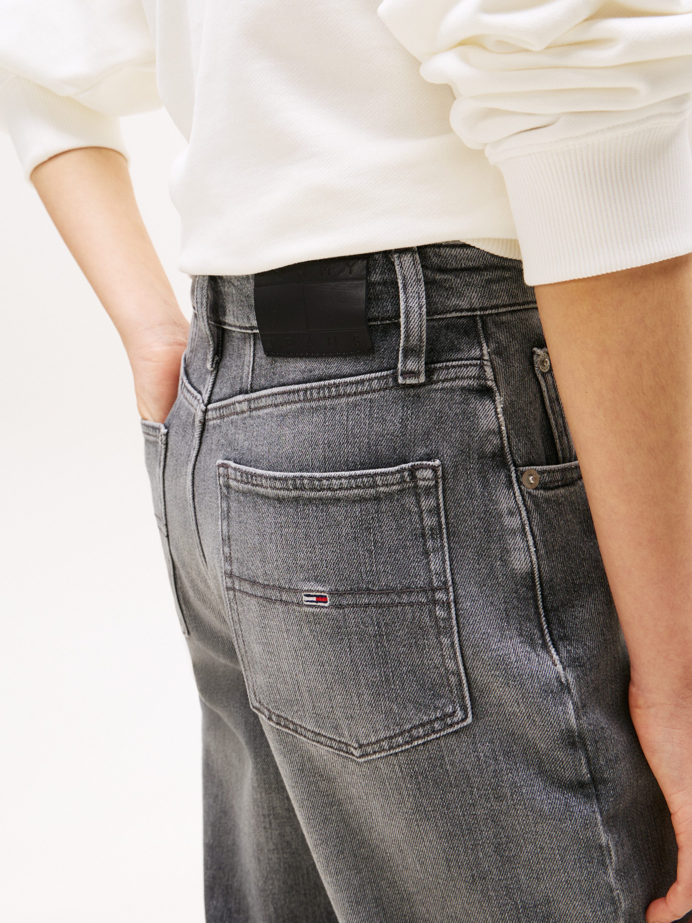 Tommy Jeans Mom-Jeans MOM JEAN UH TPR mit Logo-Stickereien, in knöchelfreier Länge