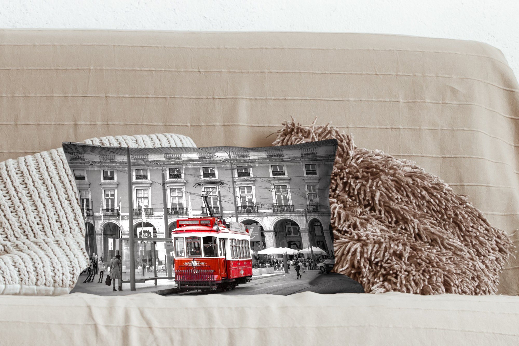 MuchoWow Dekokissen Zierkissen, einer roten Schlafzimmer Dekoration, Wohzimmer Füllung, mit Straßenbahn, mit Dekokissen Schwarz-Weiß-Foto